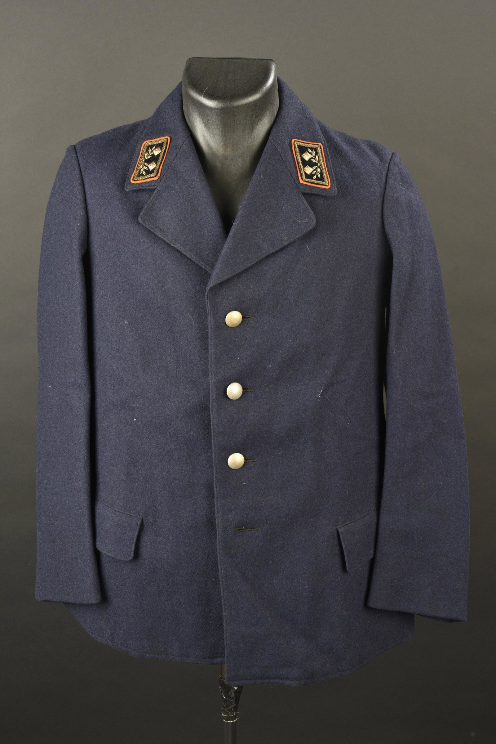 Uniforme postier du Reich. Reich postman uniform.: Uniforme de postier du Reich. En drap bleu marine, tous les boutons grenele et or sont presents. Pattes de col montees main. Lisere presentant des traces de mite. Interieur double en satinette noire. 