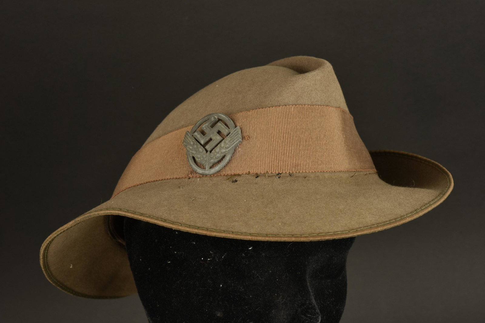 Chapeau feminin RAD. Female RAD Hat: Chapeau feminin RAD. En feutrine kaki. Bandeau en toile. Insigne metallique du RAD. L'insigne n'a pas ete demonte, afin de verifier les pattes de fixation. Bandeau de transpiration en cuir marron. San