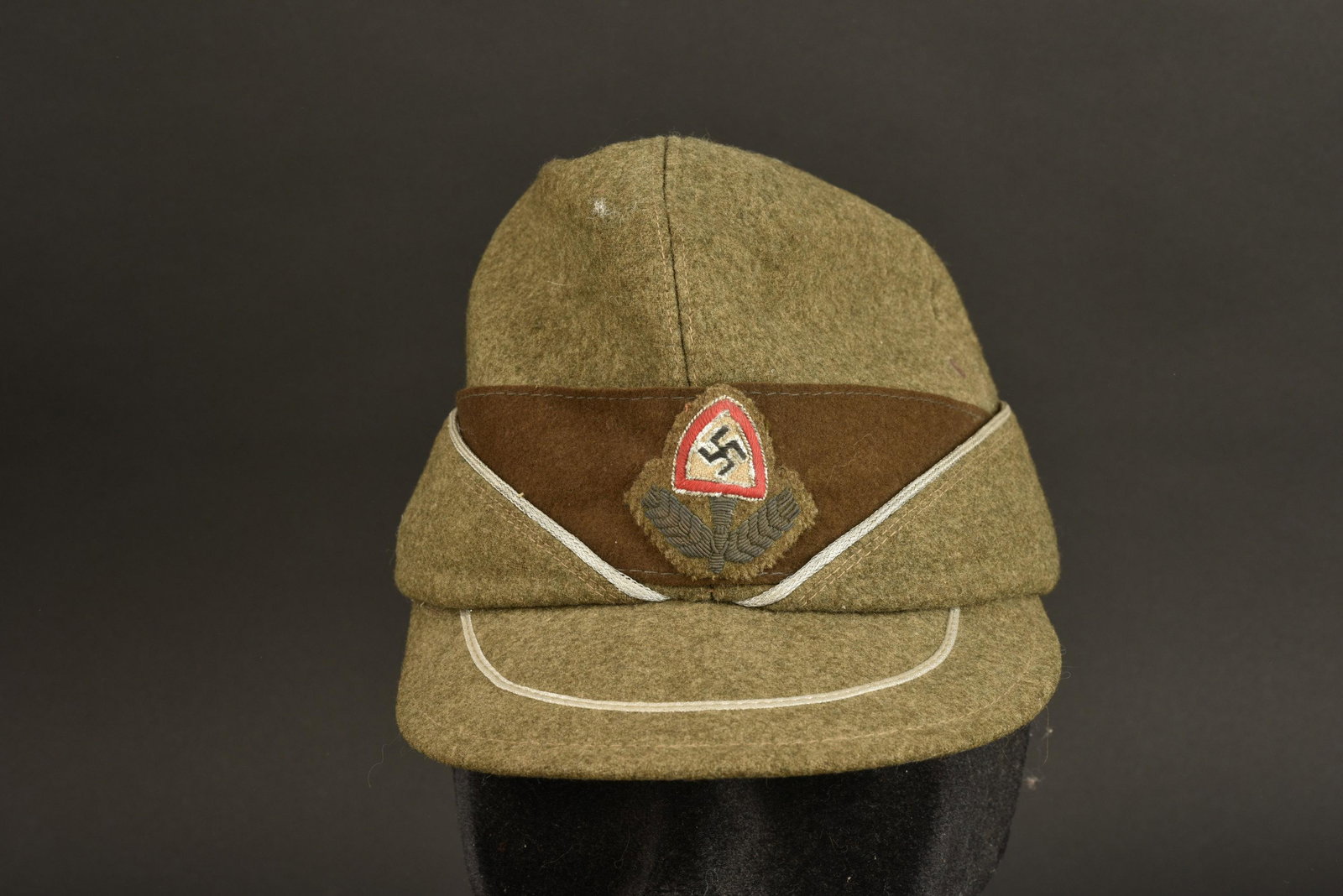 Chapeau officier RAD. RAD insignia: Chapeau officier RAD. En drap kaki, galons argent sur la visiere et faisant le tour de la coiffure. Bandeau en drap marron. Insigne brode monte main. Interieur double en satinette grise. Bandeau de tr