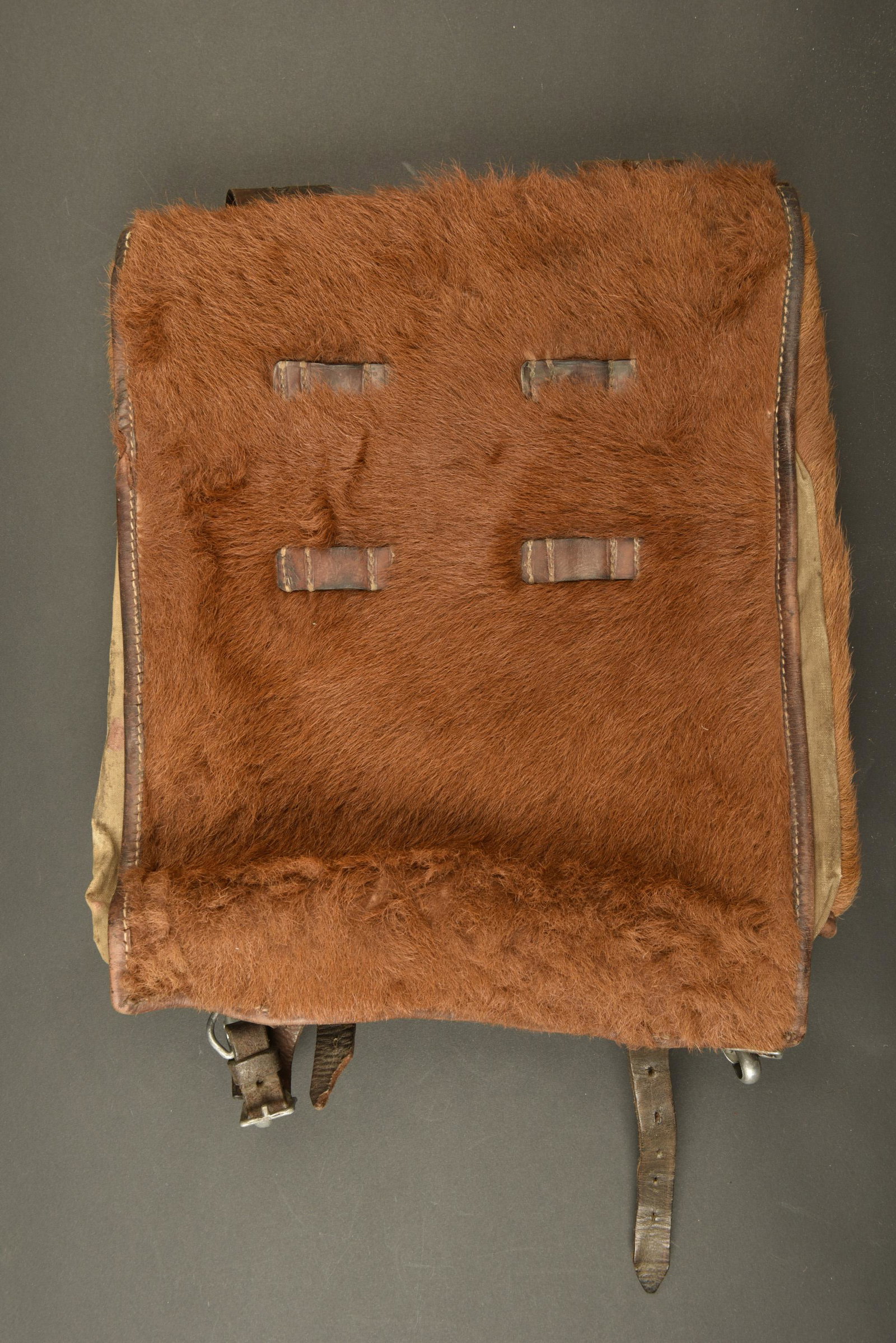 Sac poils de vache RAD. RAD Rucksack: Sac a dos poils de vache RAD. En toile Feldgrau, et poils de vache marron. Toutes les sangles sont presentes. Marquages sous le rabat RADBA Bn 11 /38, nombreux marquages illisibles. Les bretelles sont