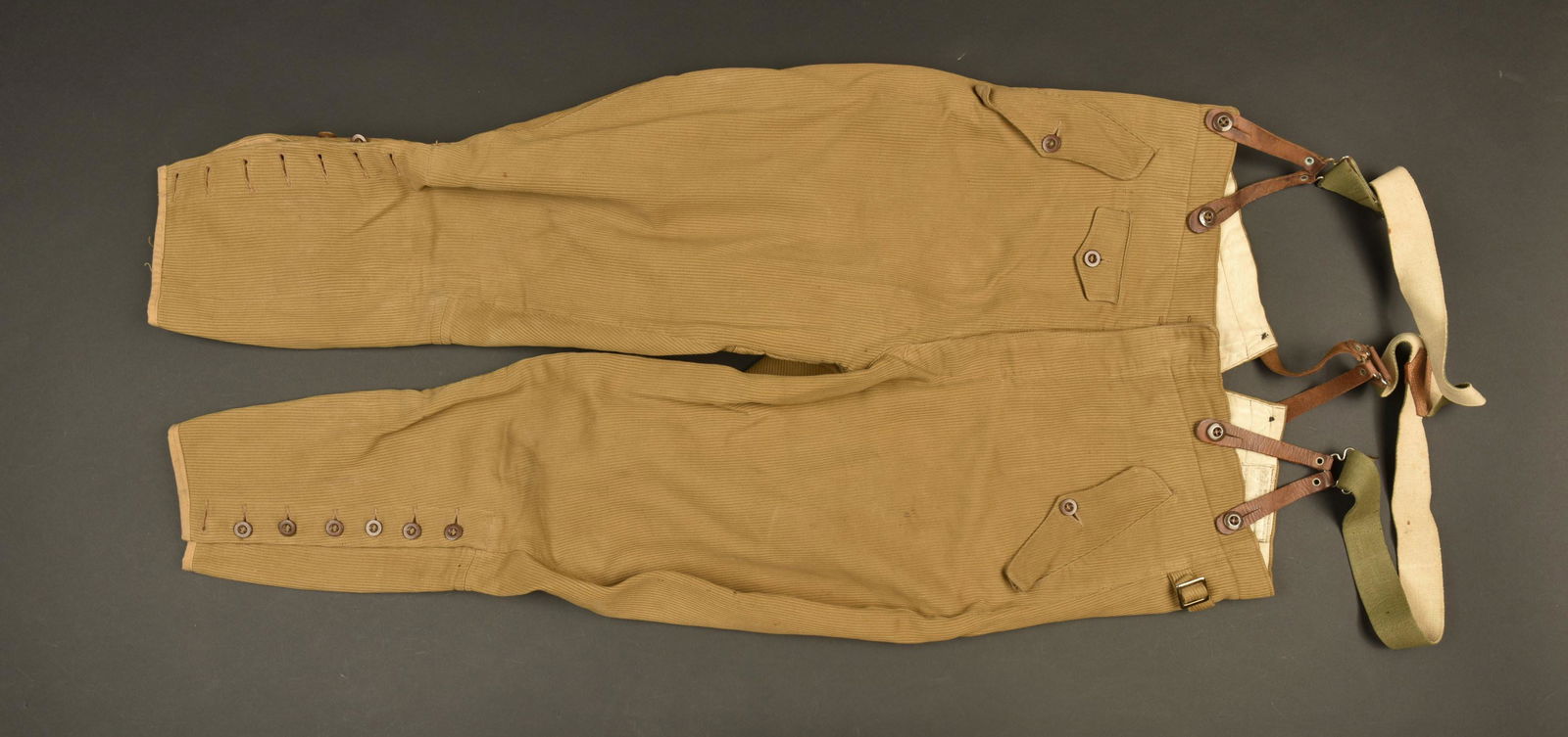 Pantalon SA. SA trousers: Pantalon SA. En tissu cotele, tous les boutons sont presents mais de modeles differents. Bas des jambes fermant par un boutonnage. Interieur double en tissu coton blanc. Etiquette RZM presente mais il