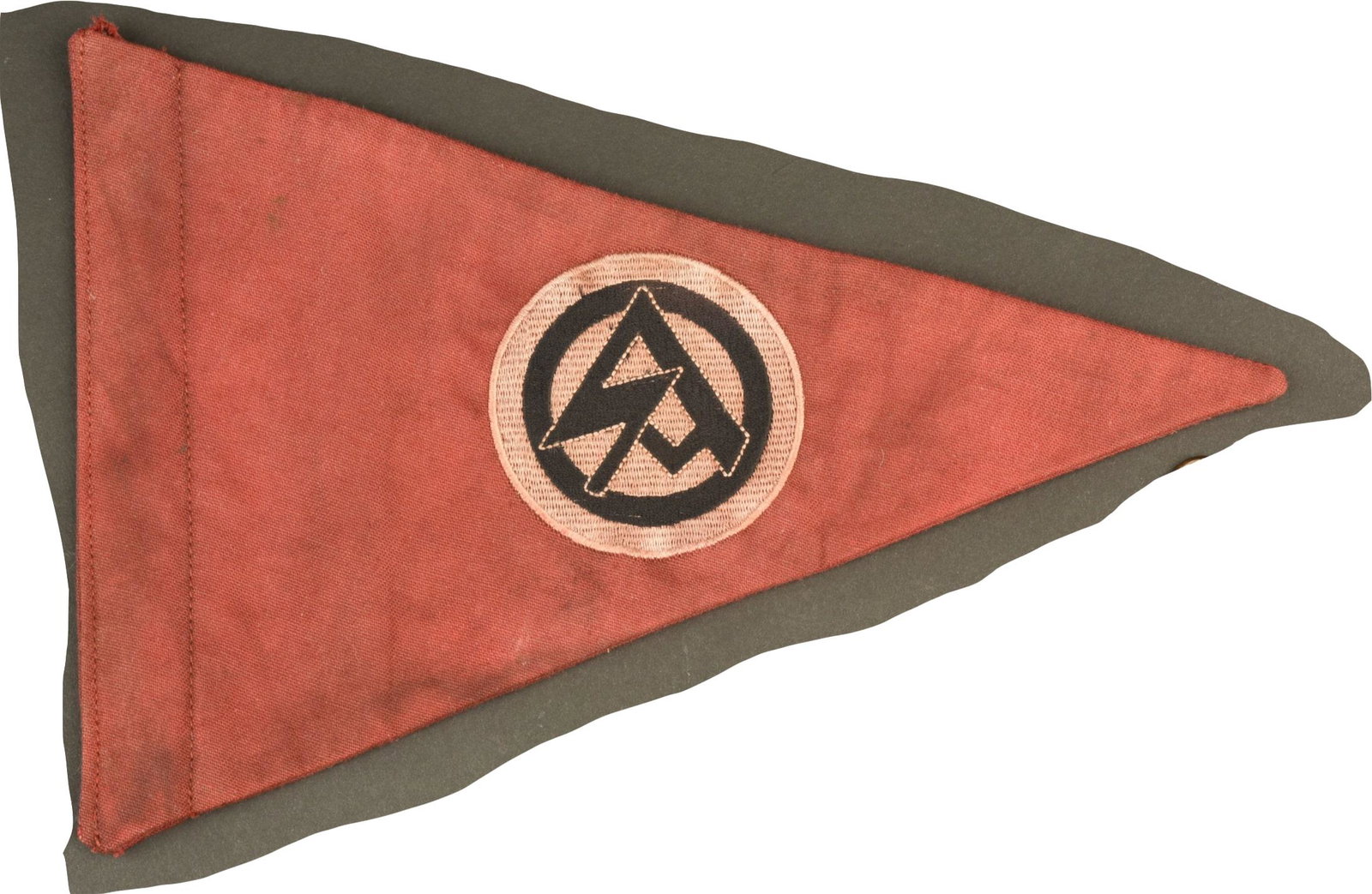 Fanion SA. SA pennant: Fanion SA. En tissu coton rouge. Insigne tisse et monte d'origine. Decoloration rouge sur l'ensemble de l'insigne. Les anneaux de fixation sont manquants. Dimensions 20 x 29 cm. A noter une certaine u