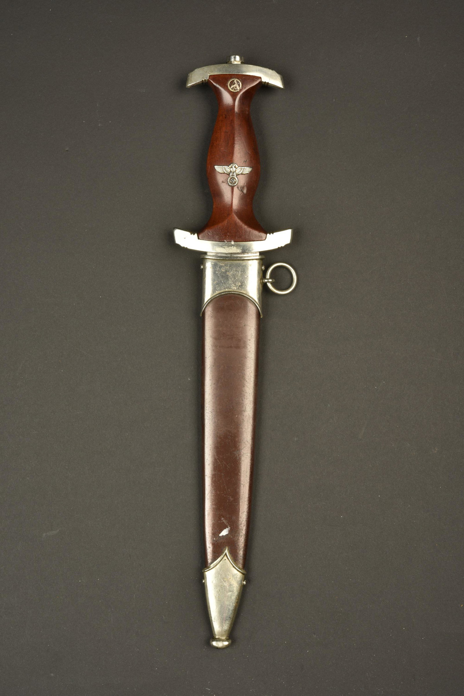 Dague SA Rohm. Rohm dagger: Dague SA Rohm. Garnitures nickelees. Poignee en bois marron. Aigle et insigne SA, montes d'origine. Garde marquee WM, correspondant au SA Gruppe Marches de l'ouest. Traces de demontage au niveau de la