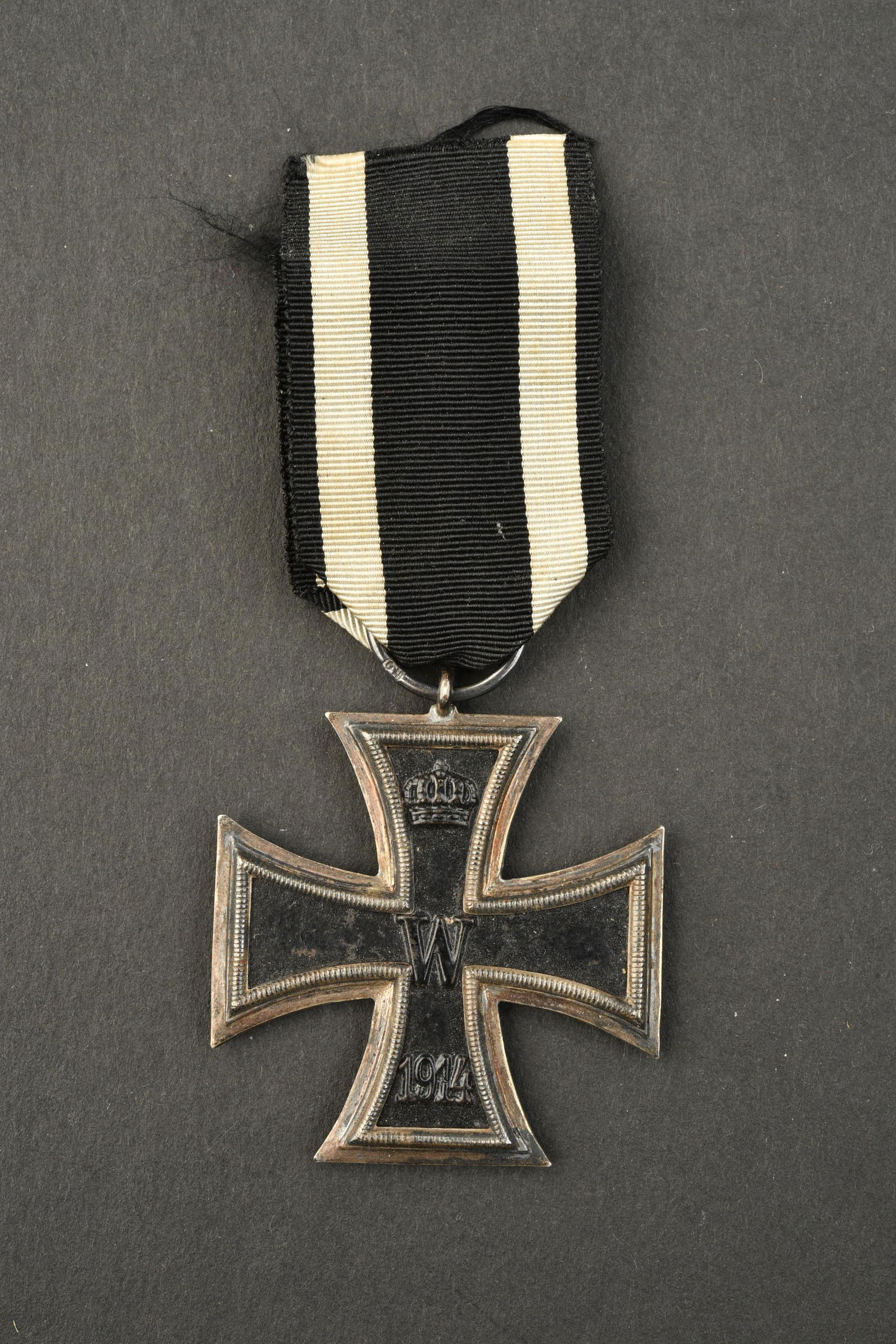 EK II WWI.: Croix de fer de seconde classe WWI. Fabrication en trois parties, ruban present. Peinture noire a 80%. Anneau disposant du code fabricant KO. A noter une certaine usure et patine de la piece. Etat II+