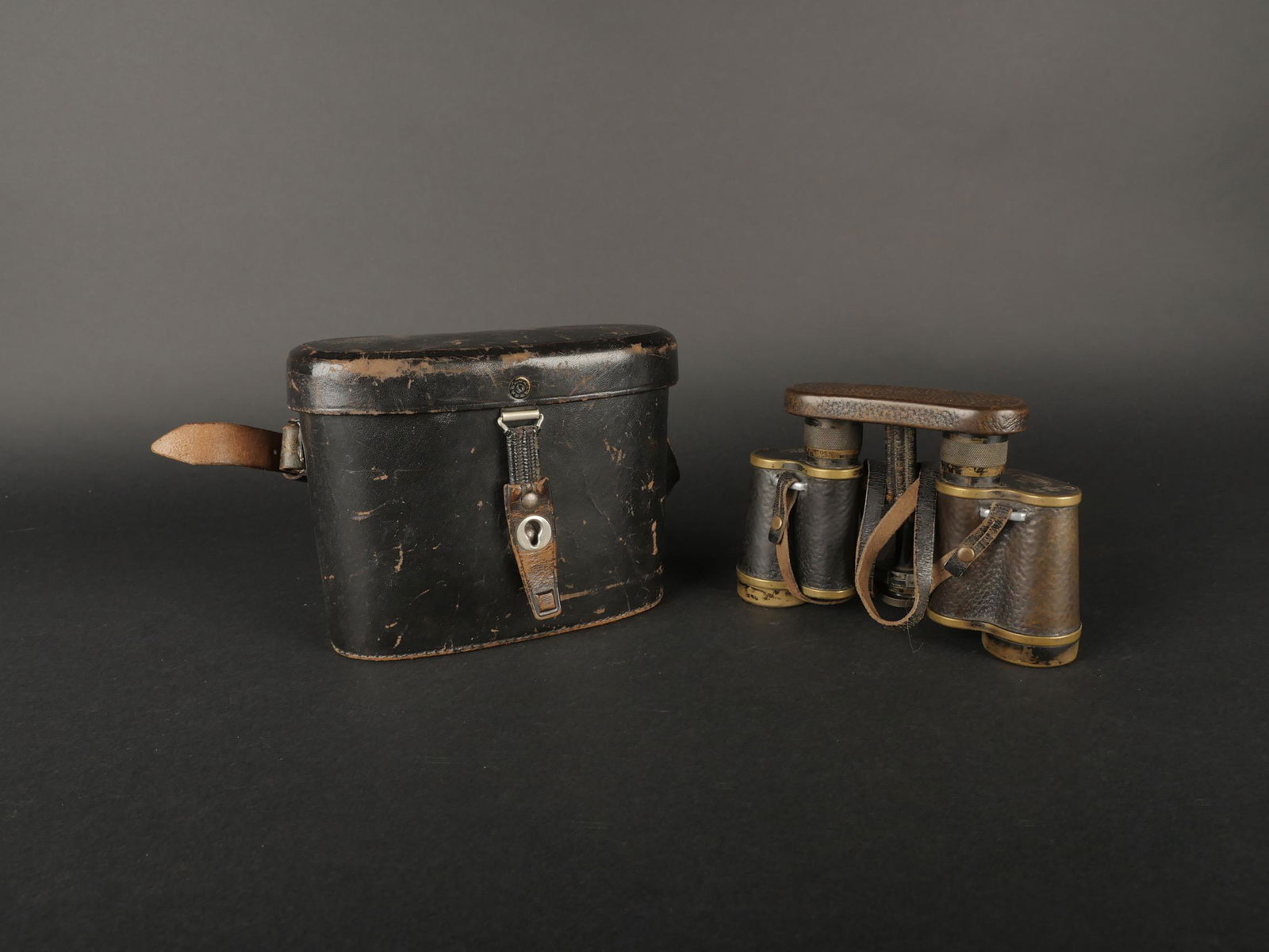 Jumelles allemande WWI. German WWI Binocular.: Jumelles allemande WWI. Revetement en cuir present, mais use. Nombreuses traces d usure. Marquages Carl Zeiss Jena MarineGlas 592744 6X. M sous couronne. Protege optique en cuir, le ressor est bien so