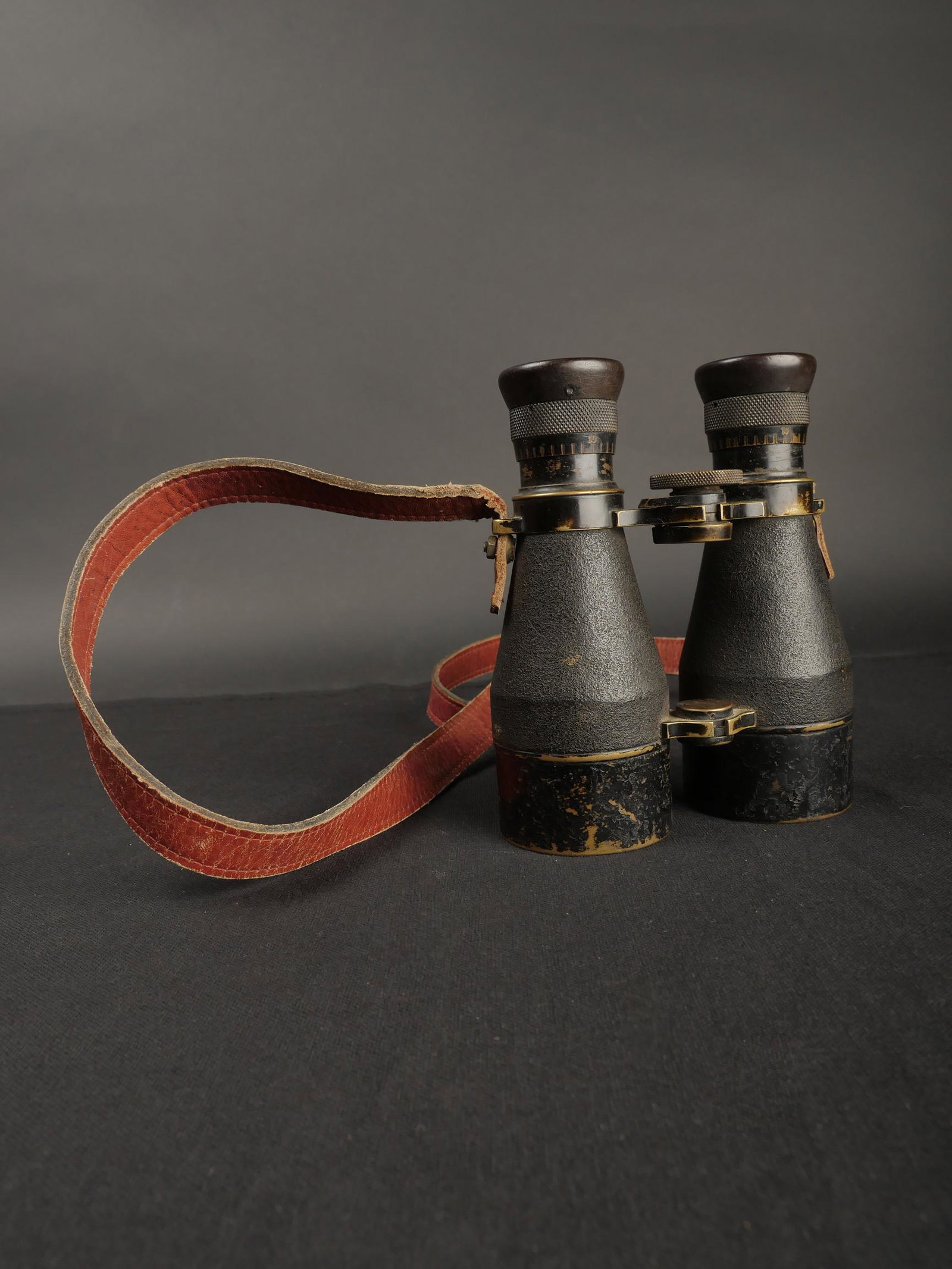 Jumelle Model 09. M09 binocular: Jumelles Mod 09. Revetement complet, peinture noire a 70%. Marquages Emil Busch AG Mod 09 3 1/2 Vergr Rathenow. Sangle de transport en cuir marron. Optiques parfaites. Toutes les pieces mobiles sont f