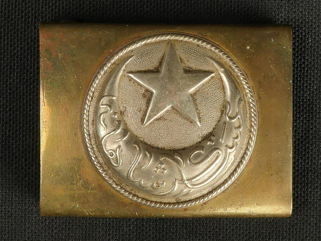 Boucle ceinture Ottoman. Ottoman belt buckle.: Boucle de ceinturon des troupes ottoman. En laiton, fabrication en deux parties. Ardillon present. Sans marquages visibles. A noter une certaine usure et patine de la piece. Etat II+. Plus de photos s