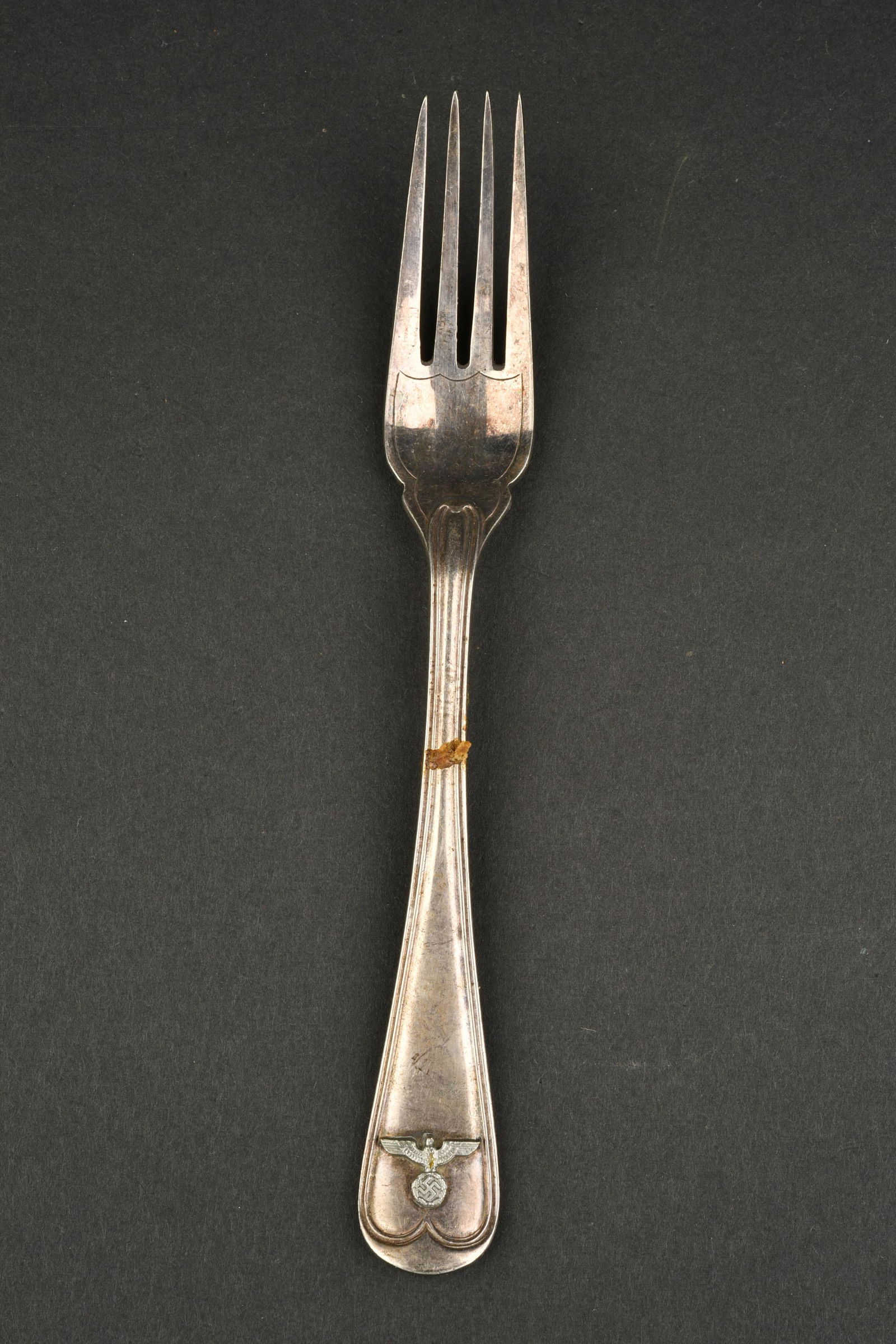 Fourchette Heer. Heer fork.: Fourchette Heer. En metal, insigne de la Heer rapporte. Nombreux marquages visibles. A noter une certaine usure et patine de la piece. Etat II+. Plus de photos sur aiolfi.com. Fork Heer. In metal, bad