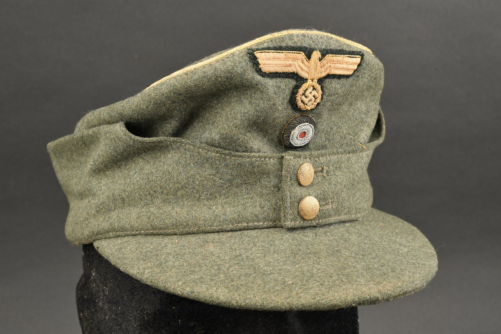 Casquette General Heer. General Heer cap.: Casquette M-43 de General de la Heer. En drap Feldgrau, lisere or faisant le tour de la coiffure. Aigle brode, couleur or, monte main. La couleur dore est passee par le soleil. Cocarde en cannetille. 
