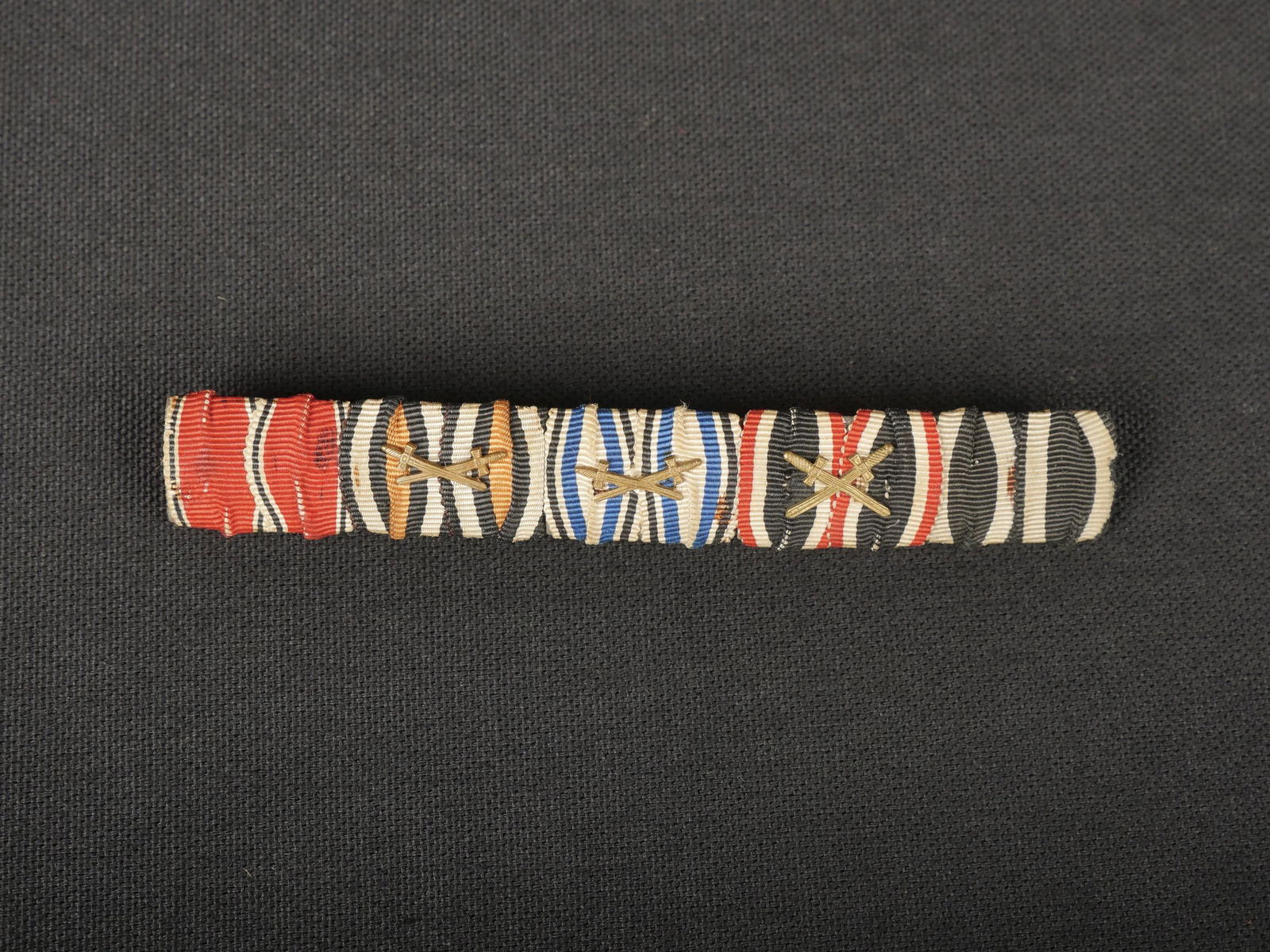 Barette de rubans de decoration. Barette of decoration ribbons.: Barette de rubans de decoration. Comprenant cinq rubans, montes d origine. Montage sur un plateau metallique, attache complete. A noter une certaine usure et patine de la piece. Etat II+. Plus de phot