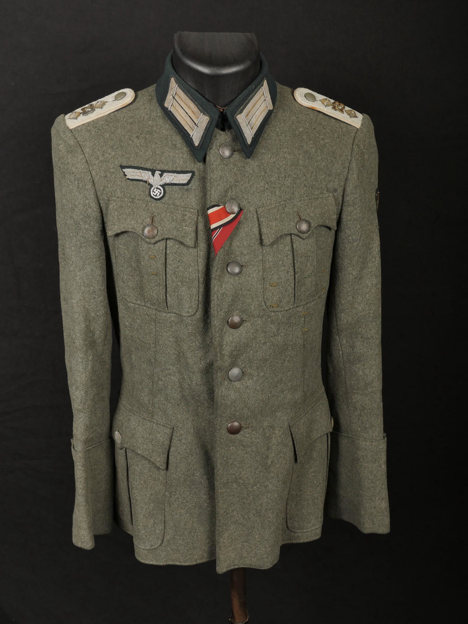 Vareuse officier allemand. German Officer Jacket: Vareuse d officier d infanterie de la Heer. En drap Feldgrau, tous les boutons sont presents. Col de couleur vert canard. Litzen d officier montes machine. Pattes d epaule de Hauptmann, lisere blanc d