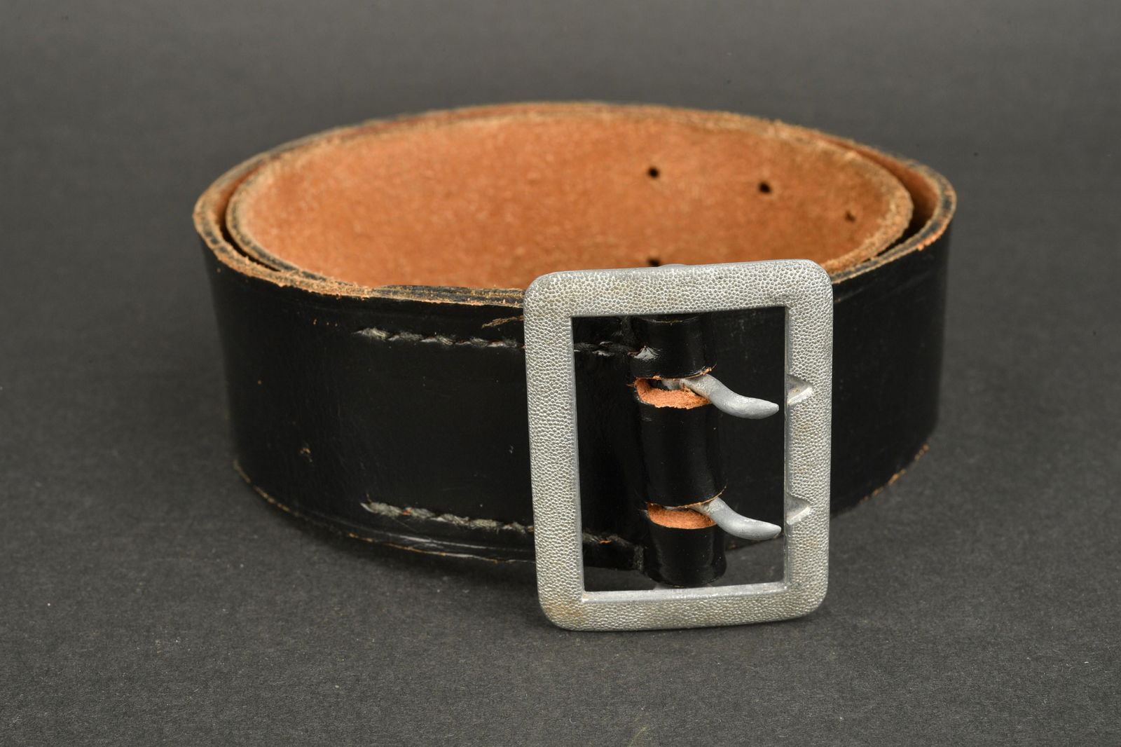 Ceinturon officier Heer. Heer belt.: Ceinturon d officier de la Heer. En cuir noir, taille 85, fabrication 43, boucle a deux ardillons, en metal grenele. A noter une certaine usure et patine de la piece. Etat II+. Plus de photos sur aiol