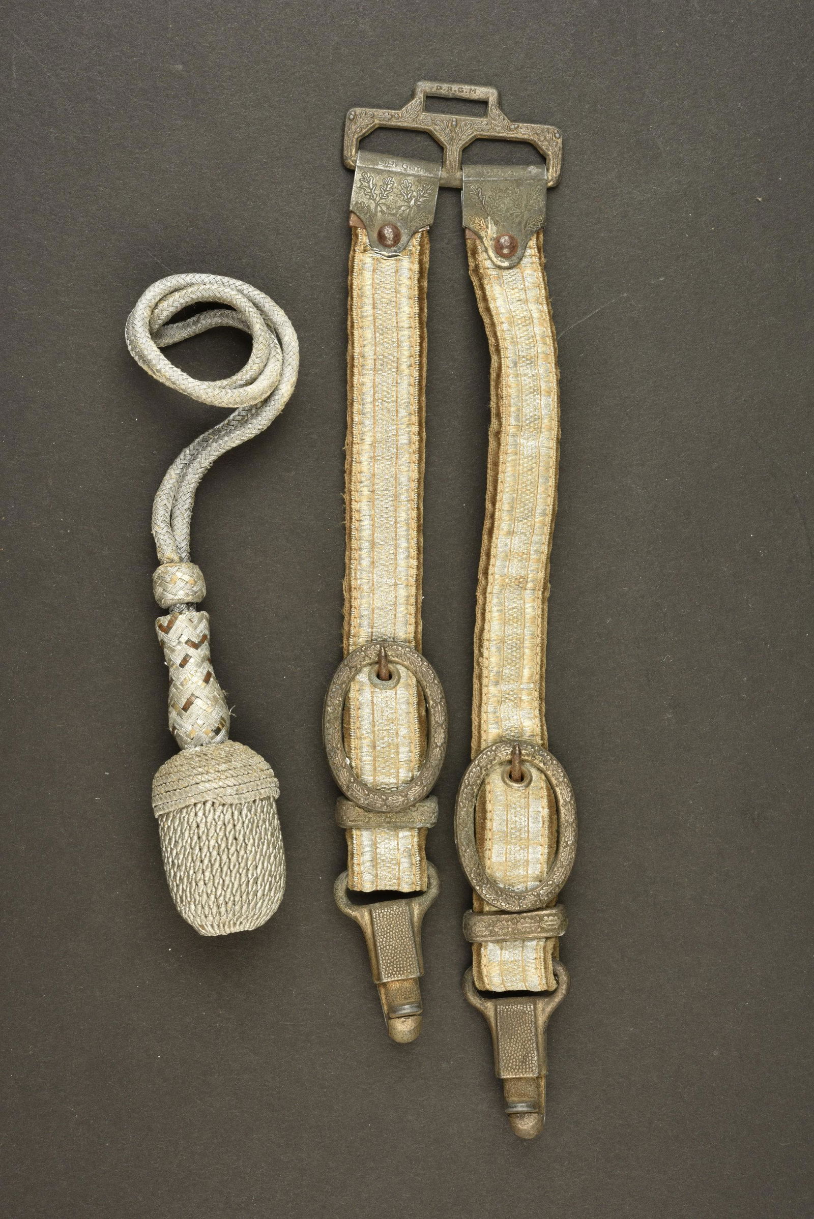 Accessoires de dague de la Heer. Heer dagger officer accessories.: Comprenant une beliere dite de luxe, galon argent sur velours kaki. Toutes les pieces metalliques sont ornees de feuilles de chene, mousqueton en tres bon etat. Fabrication DRGM. Une dragonne de dague