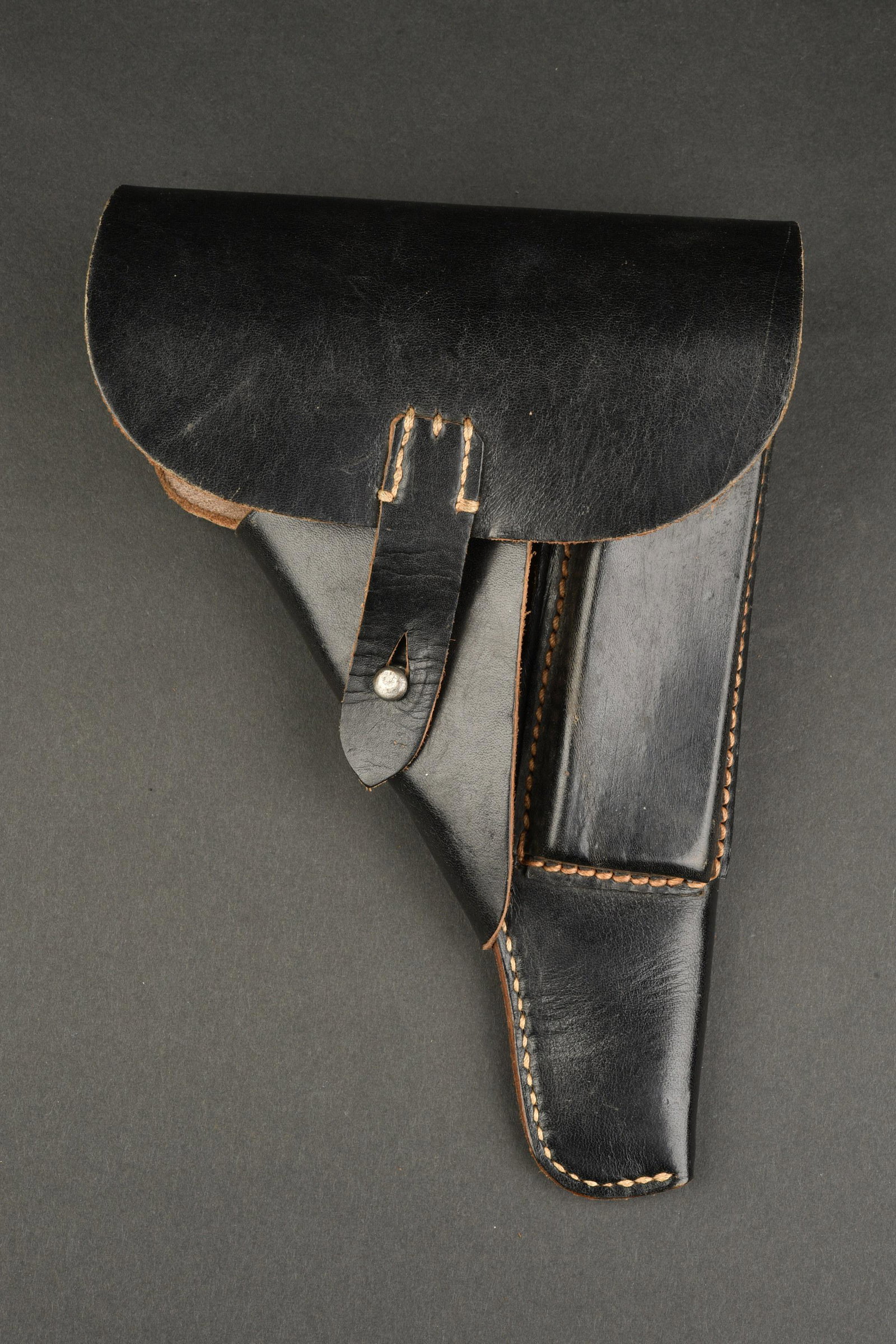 Holster de P38. P38 pistol holster.: Holster de P38. En epais cuir noir lisse. La patte de fermeture du rabat est complete. Les passants arrieres sont presents. Beau marquages P38. Aigle Waa visible. Fabrication 0/0833/0007. A noter une 