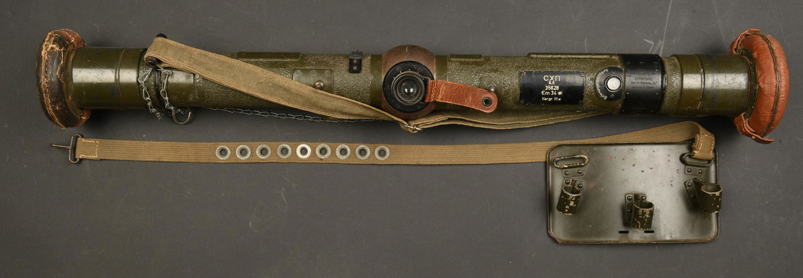 Telemetre allemand. German rangefinder.: Telemetre allemand. Revetement granuleux en excellent etat, marquage L16 a la peinture blanche. Peinture a 90%. Sangle de transport presente. Plaquette marquee CXN + 70 EM 34 Vergr 11. Bonnettes en cu