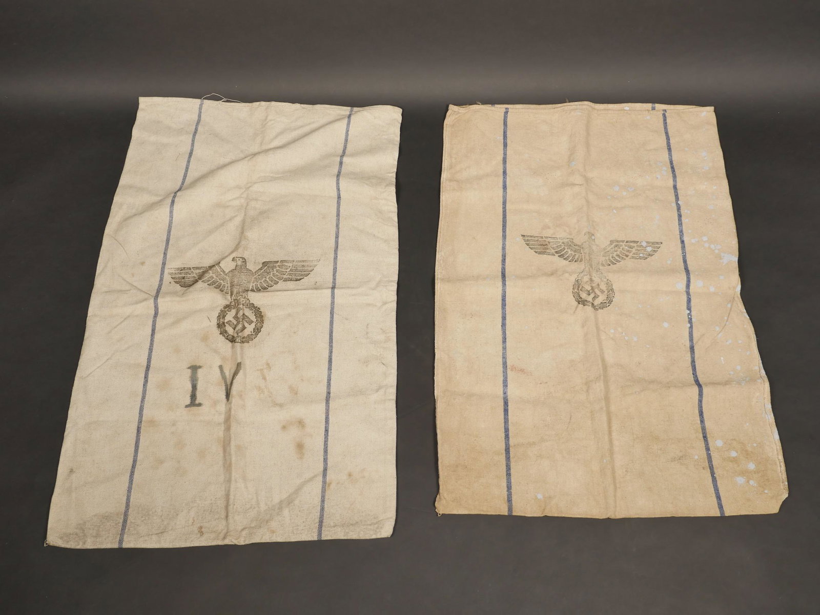 Sacs a vivre allemand. German living bags.: Sacs a vivre allemand. Comprenant deux sacs en toile blanche et lisere bleu. Un sac dispose de l aigle allemand et du chiffre romain IV realise a la main, date 1941. Le second sac est date 1939 et dis