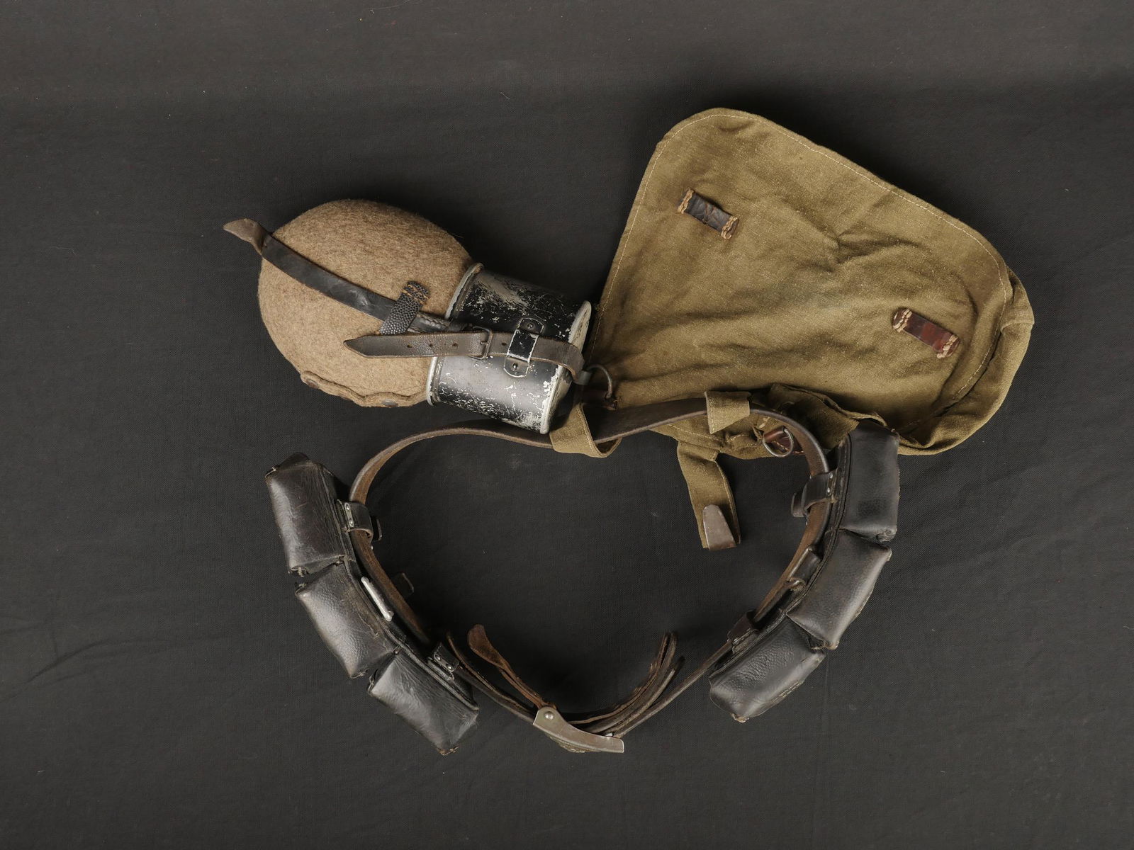 Equipement Heer. Heer equipment.: Equipement de la Heer. Comprenant un ceinturon en cuir noir, bouclerie en metal, taille 95, sans marquages visibles. Une boucle de ceinturon en metal, depourvue de peinture, sans marquages visibles, p