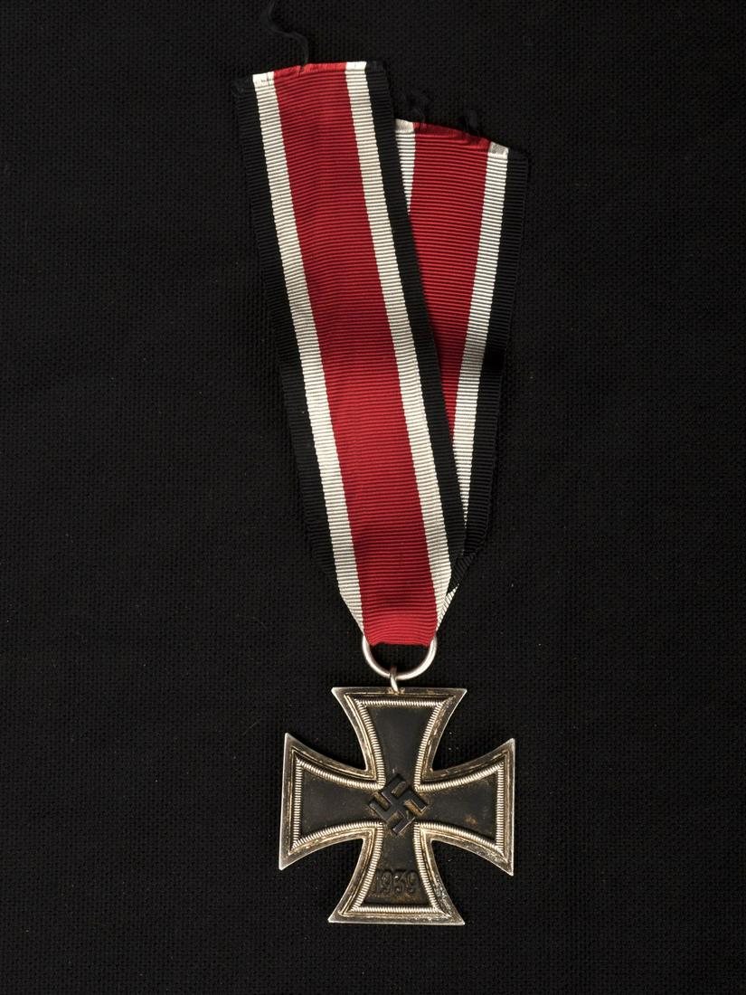 Croix de fer. Iron cross.: Croix de fer de seconde classe. Ruban present. Fabrication en trois parties. Traces d oxydation sur l ensemble de la piece. Anneau ne disposant pas de code fabricant. A noter une certaine usure et pat