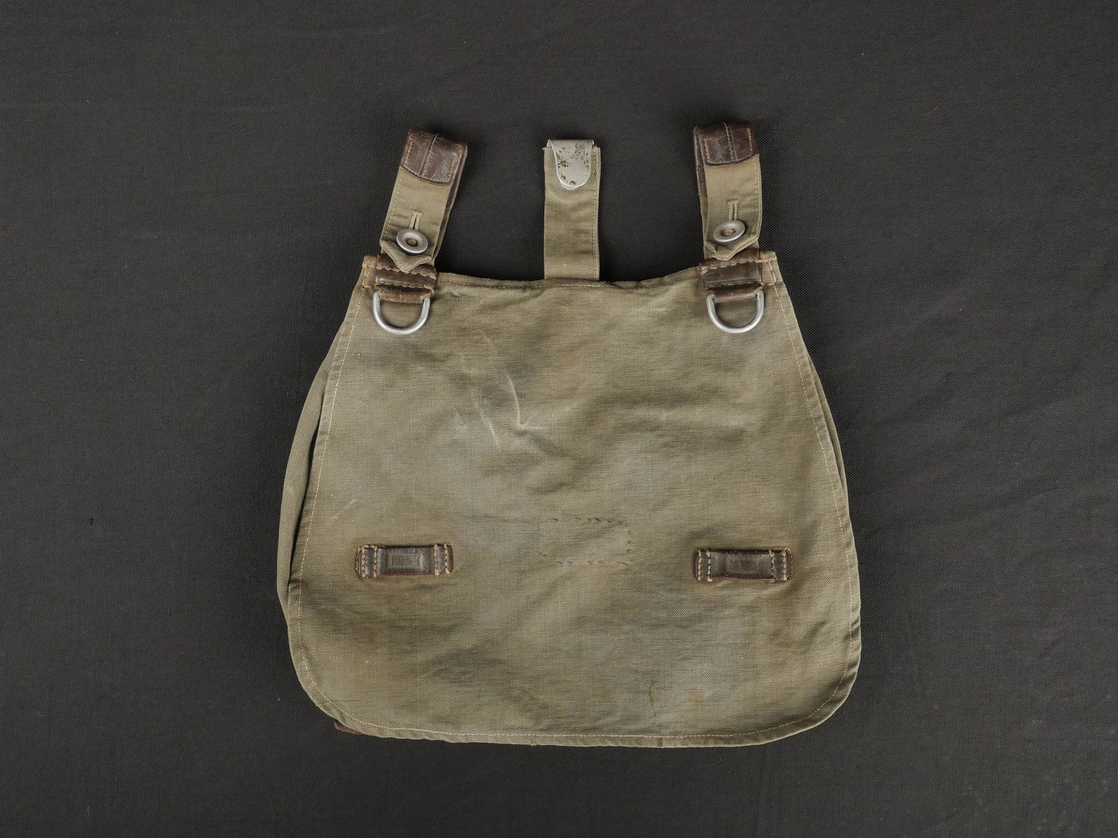 Sac a pain allemand. German bread bag.: Sac a pain allemand. En toile gris/vert, toutes les sangles sont presentes, sauf celle de transport. Etiquette nominative, Reiter Heider. A noter une certaine usure et patine de la piece. Etat II+. Pl