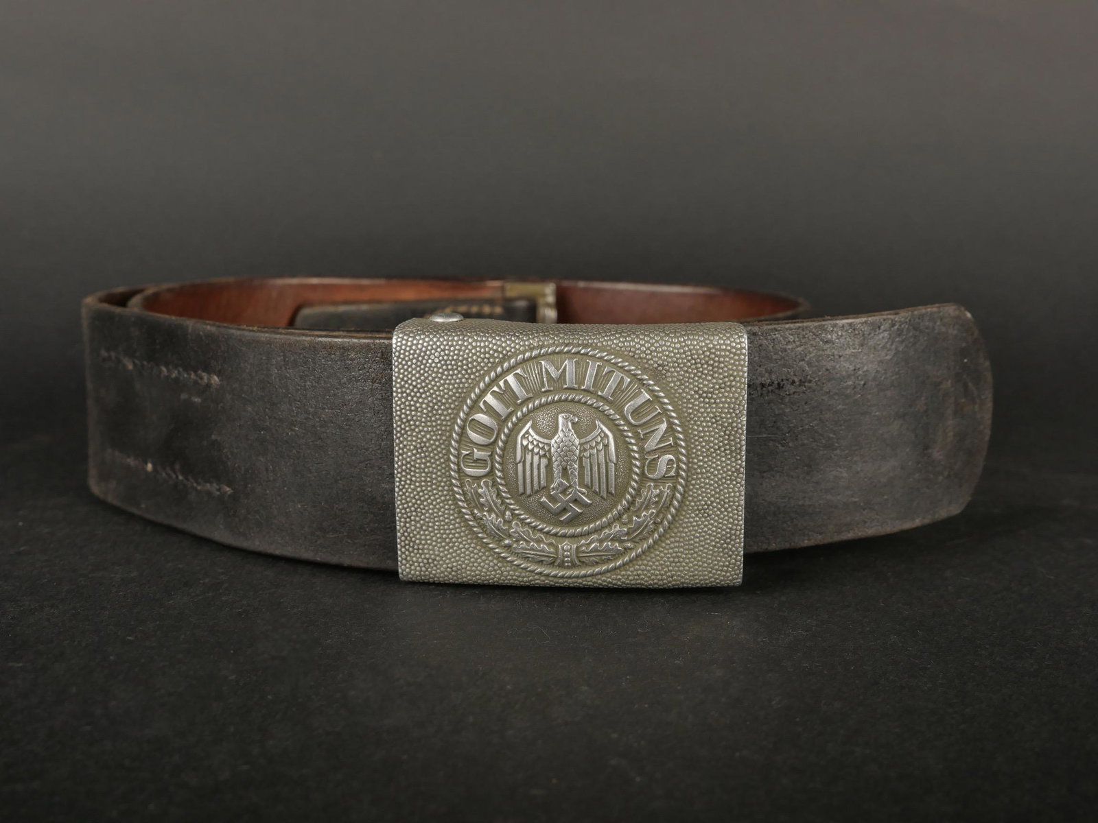 Ceinturon Heer. Heer belt.: Ceinturon de la Heer. En cuir noir. Bouclerie en metal. Patte de reglage presente. Taille 92. Fabrication Deuter Augsburg 1944. Patte de reglage presente. Boucle en aluminium grenele, reste de peintur