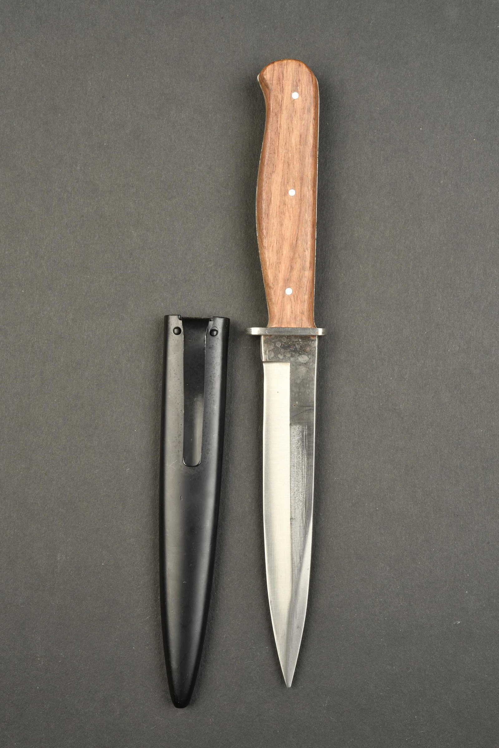 Couteau de botte allemand. German boot knife.: Couteau de botte allemand. Manche en bois, maintenue par trois rivets. Tres belle lame sans marquages visibles. Fourreau en metal, peinture noire a 95%. Attache complete. A noter une legere usure et p