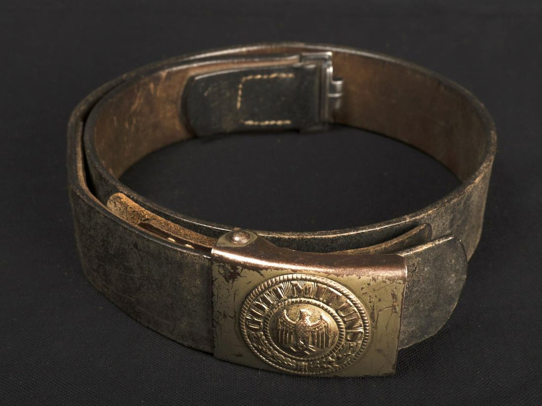 Ceinturon Heer. Heer belt.: Ceinturon de la Heer. Ceinturon en cuir noir, bouclerie en metal, fabrication AUG Augsburg 1941. Taille illisible. Patte de reglage presente, certaines coutures sont incompletes. Boucle de ceinturon e