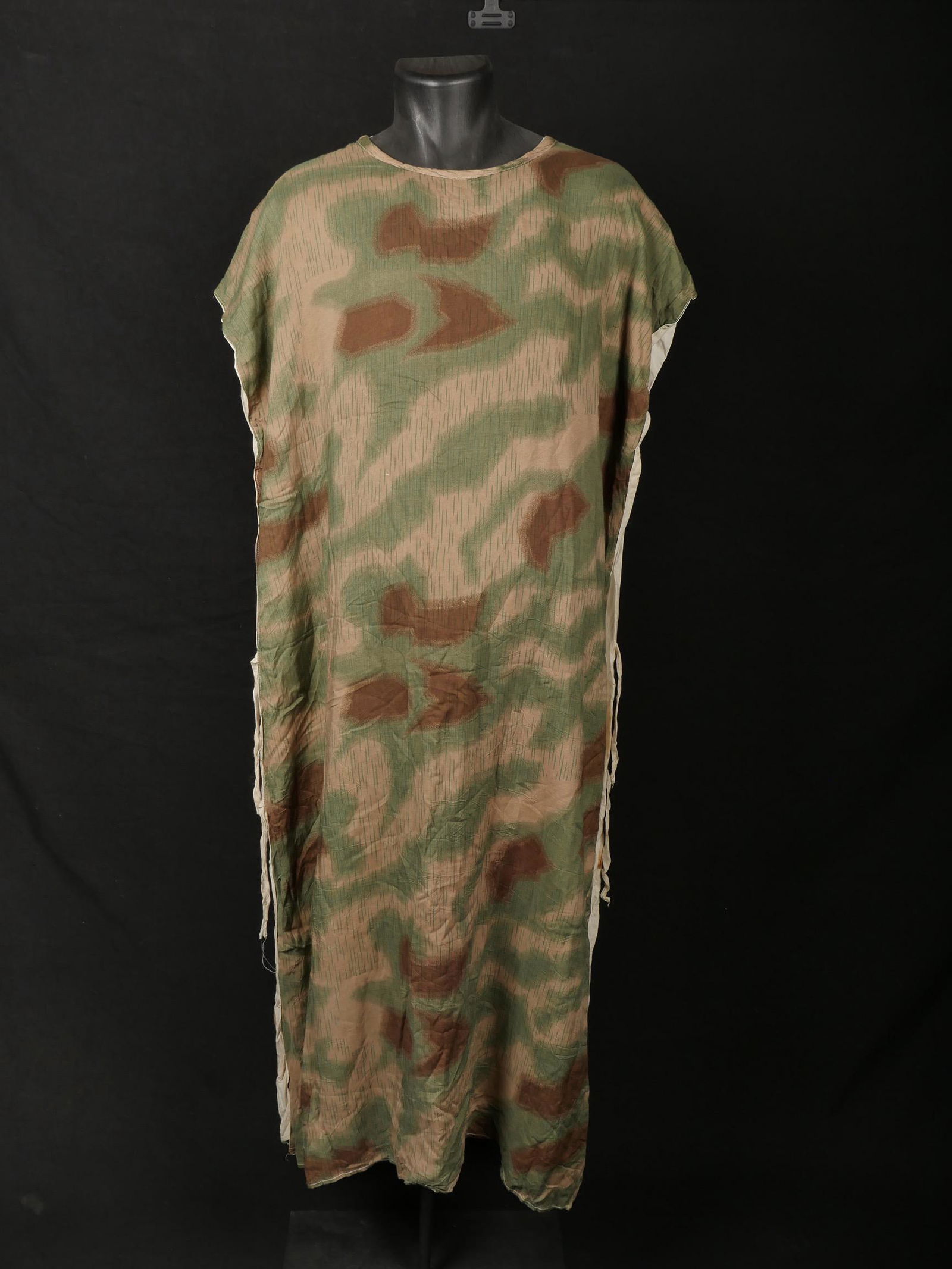 Chasuble camoufle. Camouflaged chasuble.: Chasuble camoufle. En tissu camoufle floue, reversible blanc. Toutes les sangles sont presentes. Sans marquages visibles. Cote camoufle en tres bon etat. Le cote blanc dispose de taches. A noter une l