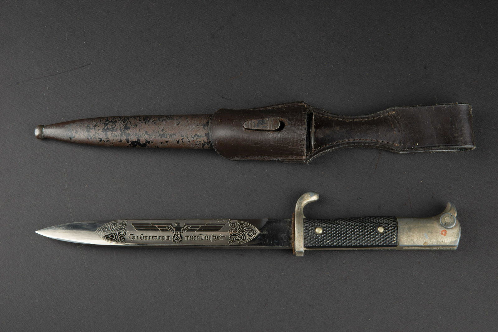 Baionnette de sortie de la Heer. Heer bayonet.: Plaquettes en bakelite greneles, maintenues par deux rivets. Garnitures en metal, couleur argent fortement usee. Lame complete dans sa longueur. Gravee d un cote d un aigle aux ailes deployees et de l
