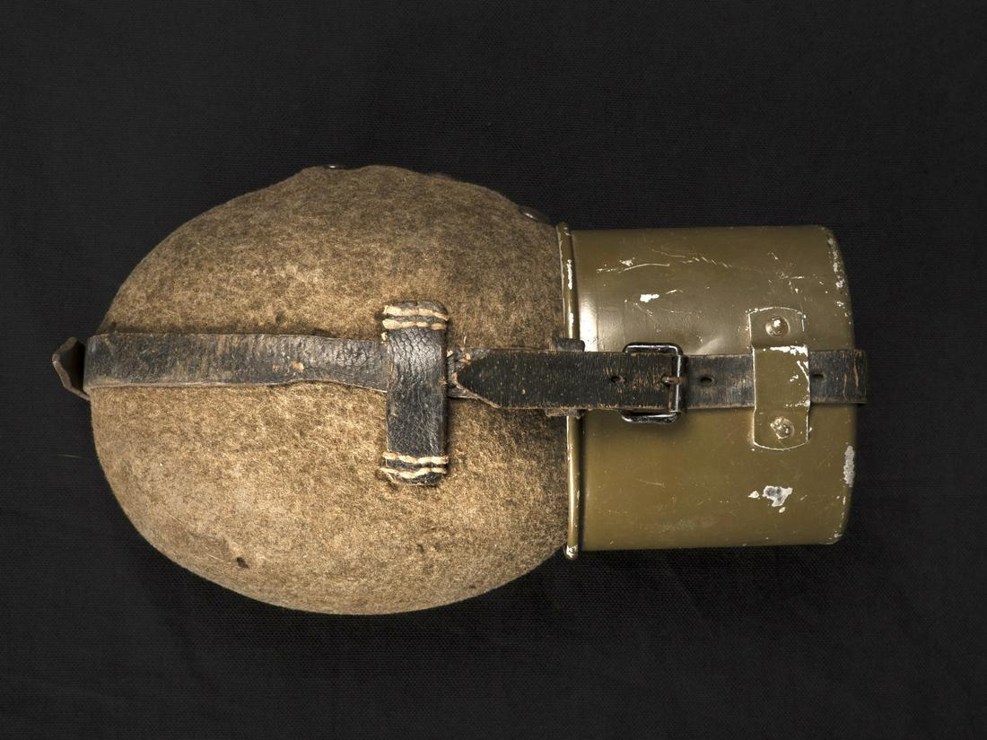 Gourde allemande. German canteen.: Gourde allemande. Gourde en aluminium, fabrication MN41, bouchon en bakelite. Housse en feutrine presentant quelques trous de mite. Les boutons pressions sont fonctionnels. Harnais en cuir complet ave