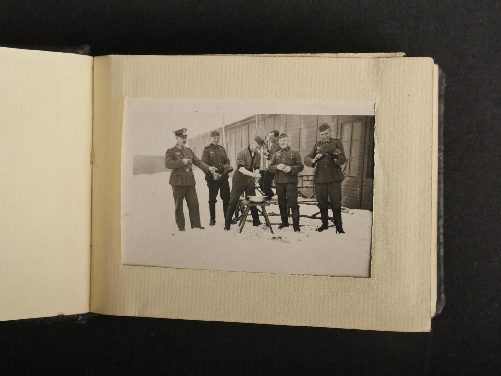 Album photo de la Heer. Photo album of the Heer.: Album photo de la Heer. Petit modele. Couverture cartonnee, en relief. Contenant 44 photos noir et blanc. Nombreuses photos de groupe et de caserne. On y joint un livret Taschen Dolmetscher Fur Fronts