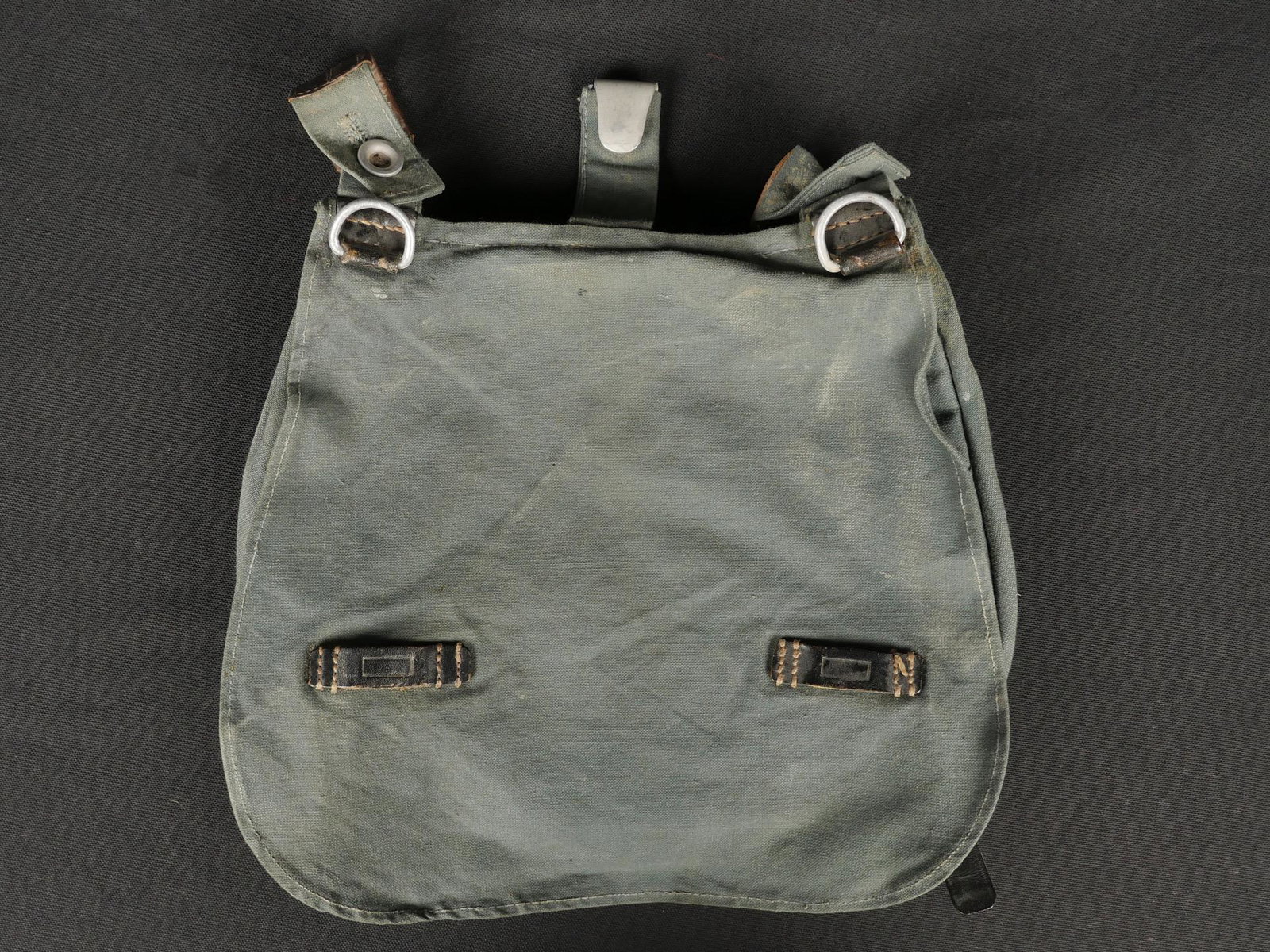 Sac a pain Polizei. Polizei bread bag.: Sac a pain Polizei. En toile gris/vert. Cuir noir. Toutes les sangles de fixation au ceinturon sont presentes. Marquages presents, mais illisibles, date 1941. Piece neuve de stock. Etat I+. Plus de ph