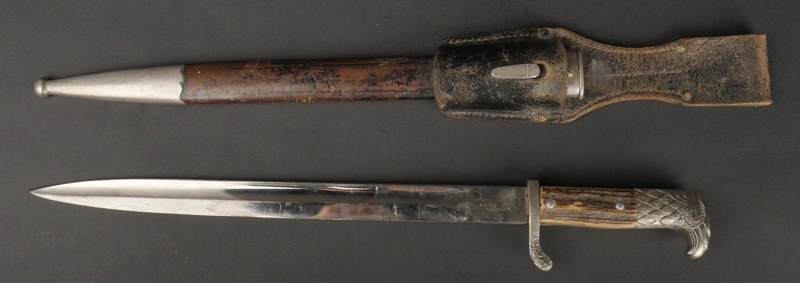 Baionnette Polizei. Polizei Bayonet.: Baionnette Polizei. Garnitures en metal nickele. Pommeau a tete d aigle. Plaquettes en fausse corne. Insigne Polizei present et monte d origine. Garde a decors de feuilles de chene. Tres belle lame co