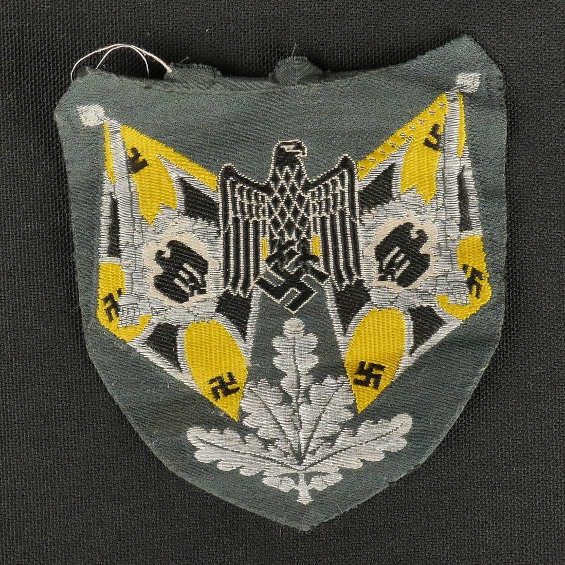 Insigne porte drapeau.Badge flag holder.: Insigne porte drapeau des unit es des transmission. Mod ele Bevo sur tissu Feldgrau. Visiblement d emont e d une vareuse. A noter une l eg ere usure et patine de la pi ece. Etat II+. Plus de photos su