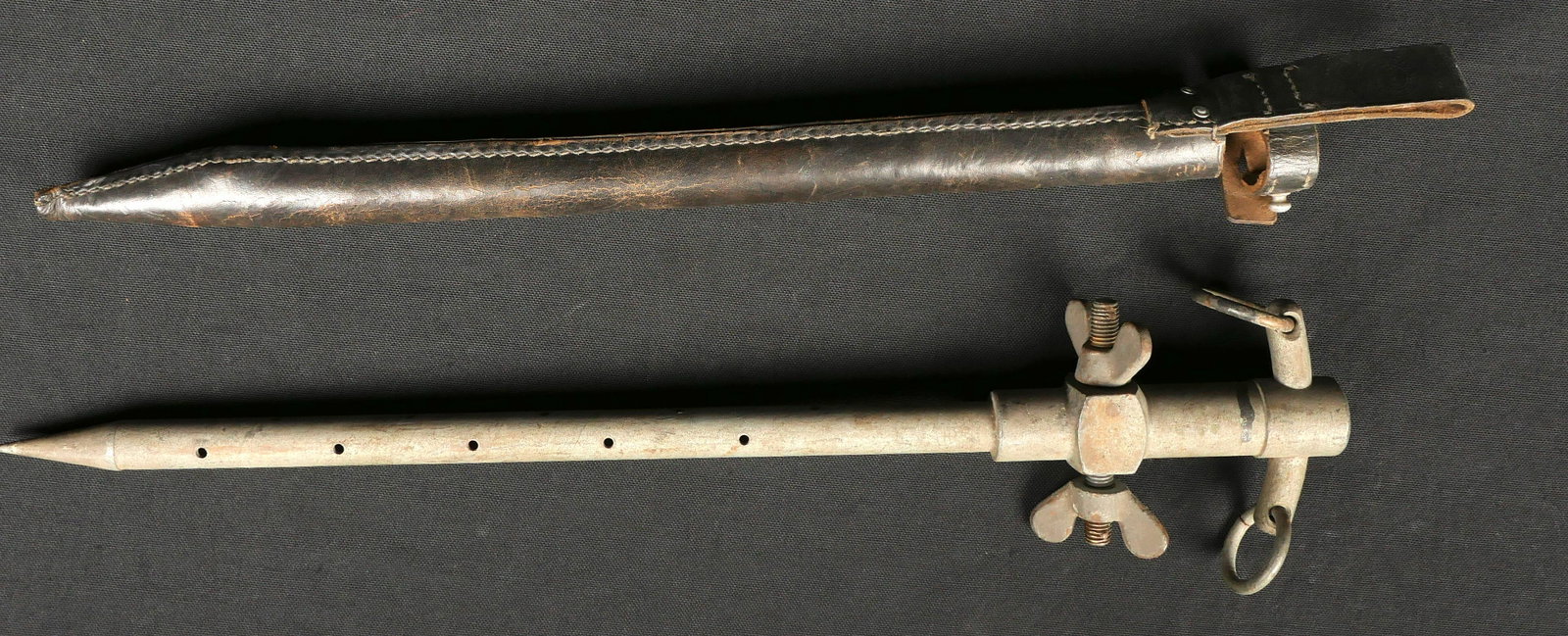 Piquet de terre. Ground stake.: Piquet de terre allemand. En m etal, toutes les pi eces mobiles sont fonctionnelles. Fabrication Solingen 1938, aigle Waa pr esent. Housse en cuir noir, la sangle de fermeture est pr esente. Fabricati