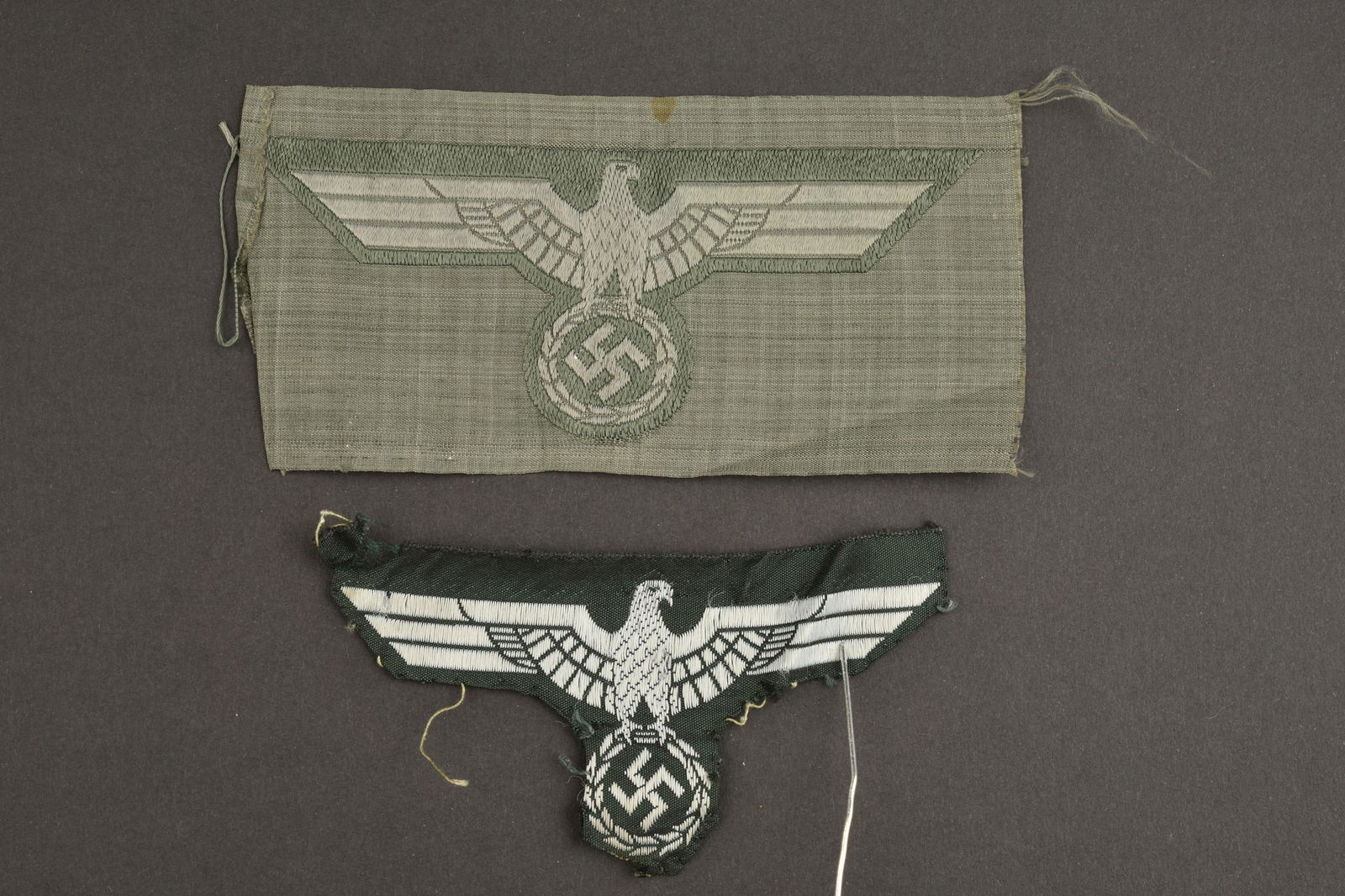 Aigles de poitrine Heer. Heer chest eagles.: Aigles de poitrine Heer. Comprenant un aigle Bevo visiblement demonte d une vareuse. Un aigle de poitrine Bevo jamais monte. A noter une certaine usure et patine des pieces. Etat II+. Heer chest eagle