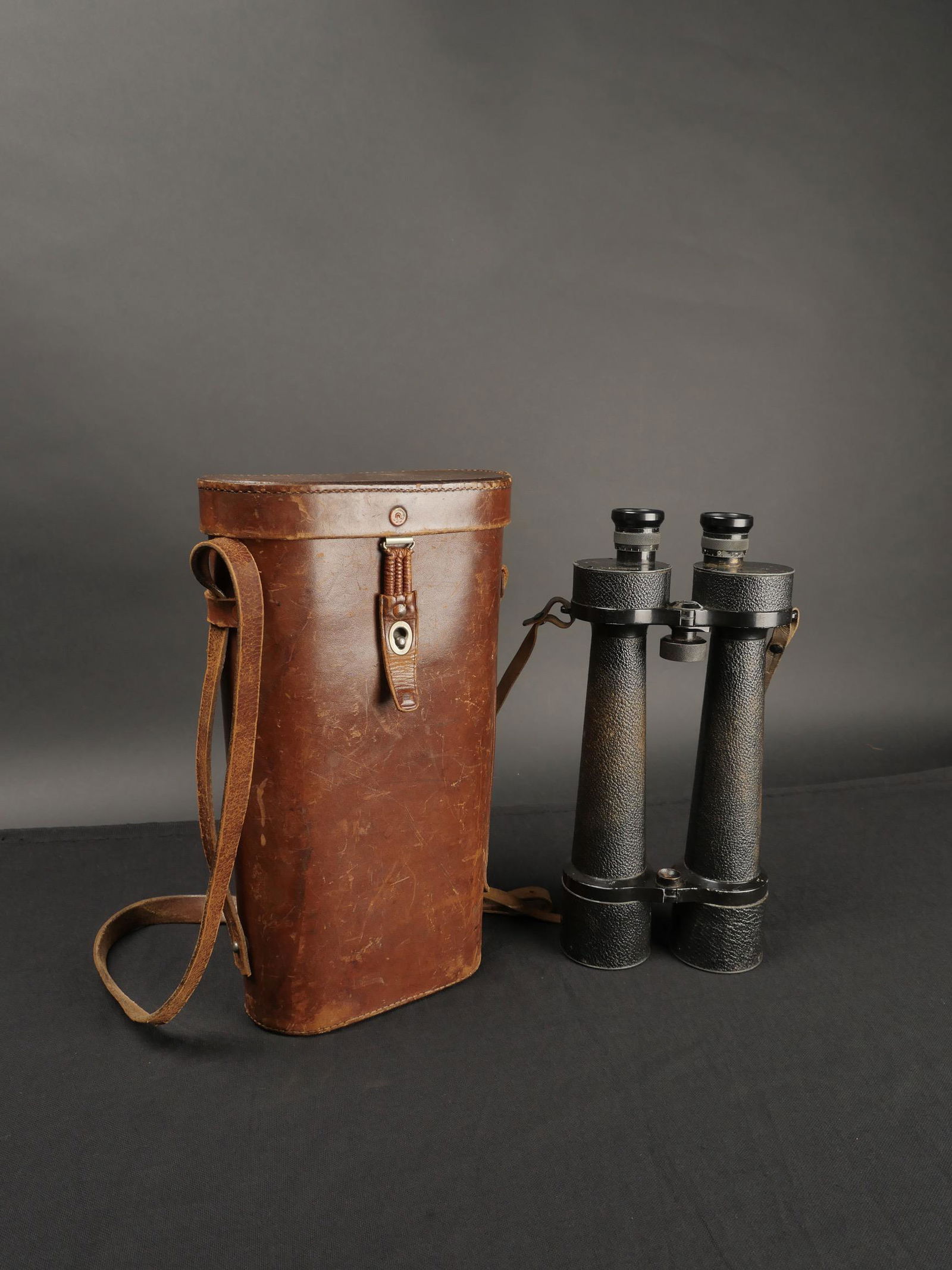 Jumelles 18 x 50. German binoculars.: Jumelles 18 x 50. Revetement en tr es bon etat. Peinture noire a 80%, quelques traces d oxydation. Marquages Carl Zeiss Jena DF 18 x 50 804998. Optique floue. Courroie de transport en cuir . Housse en