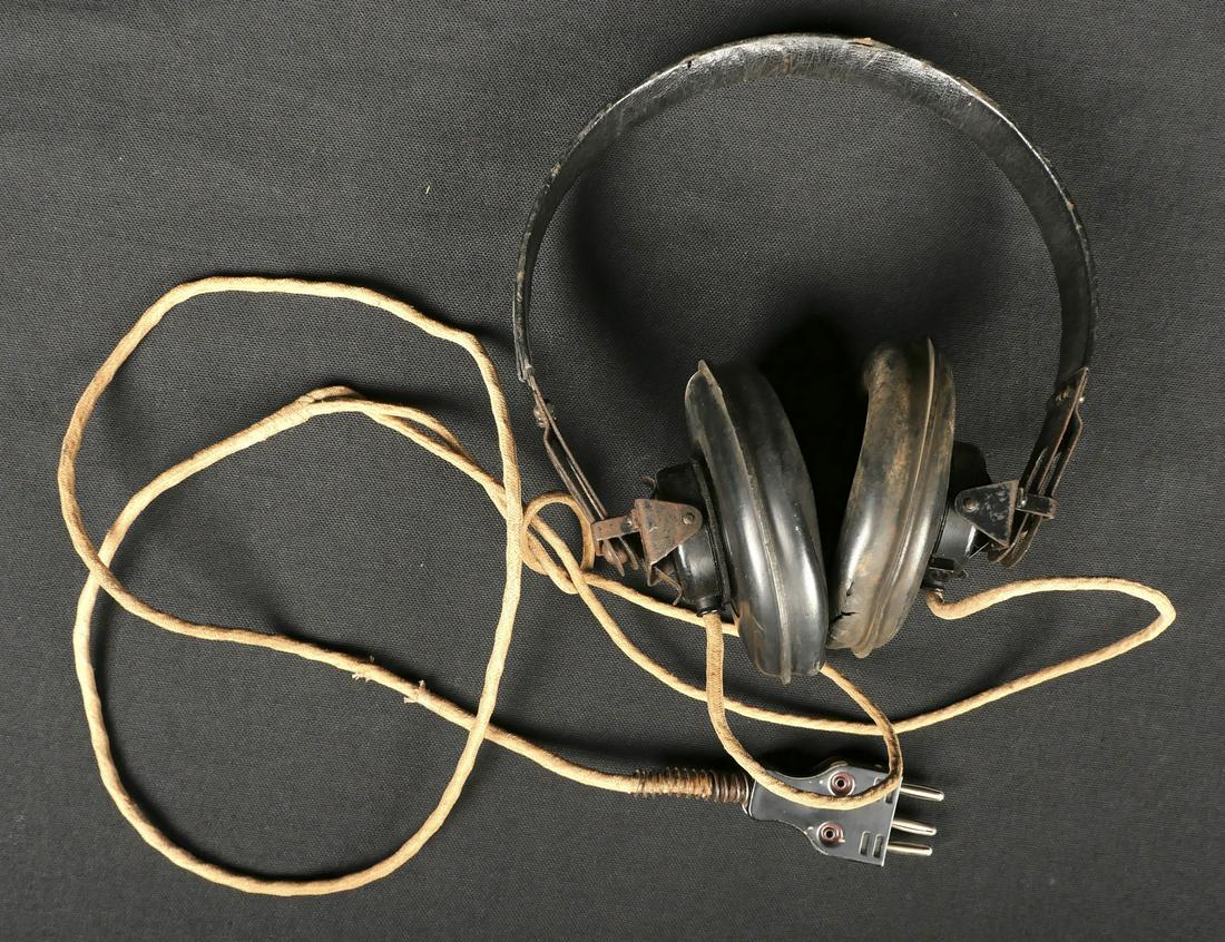 Ecouteurs Panzer. Panzer headphones.: Ecouteurs Panzer. Armature m etallique recouverte de cuir noir. Marquages DFH 0. Caoutchouc complets et en tr es bon etat. Ecouteurs marqu es SABA. Cable et prise pr esent. A noter une certaine usure