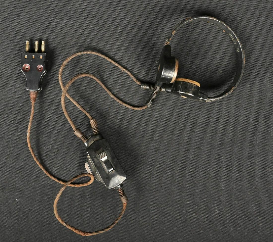 Laryngophone Panzer.Panzer throat microphone.: Laryngophone Panzer. Armature en m etal recouverte de cuir noir. Boitier marqu e FU B. Cable et prise pr esents. A noter une certaine usure et patine de la pi ece. Etat II+. Plus de photos sur www.aio