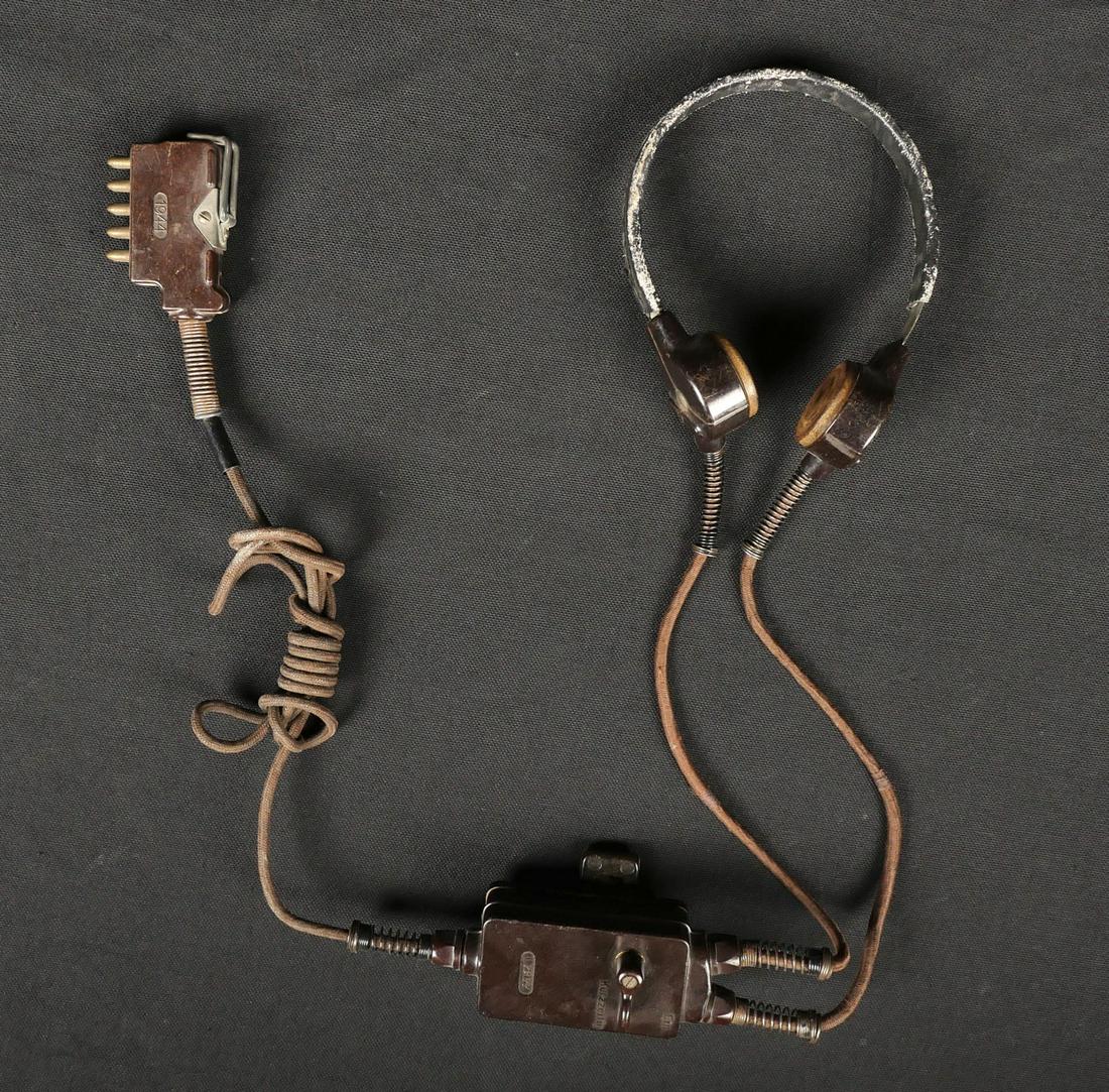 Laryngophone Panzer.Panzer throat microphone.: Laryngophone Paner. Armature en m etal recouverte de cuir noir. Boitier marqu e L38133. Toutes les pi eces mobiles sont fonctionnelles. . Cable et prise pr esents. A noter une certaine usure et patine