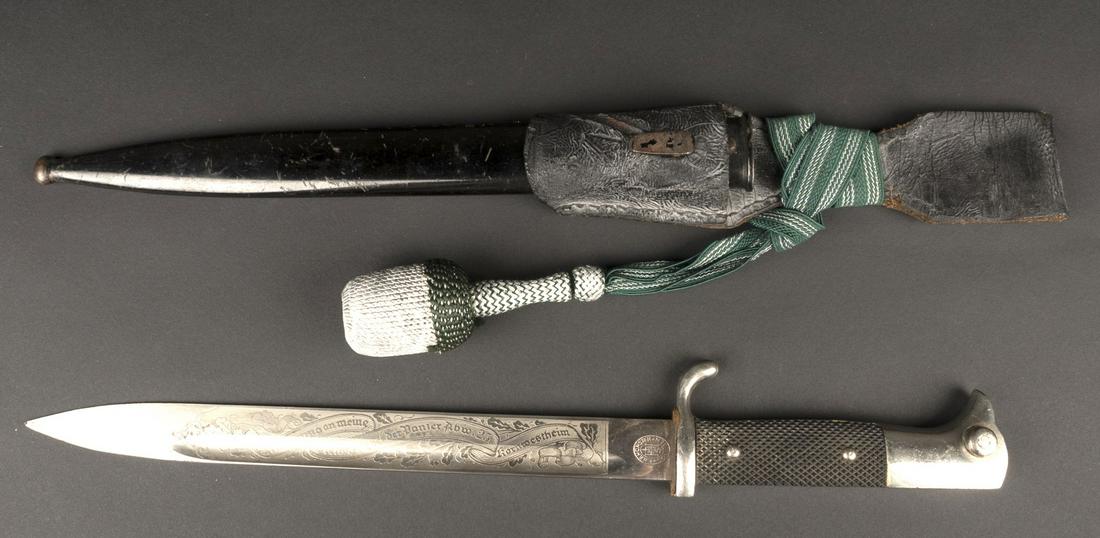 Baionnette de sortie. German Bayonet.: Baionnette de sortie. En acier nickel e. Plaquettes en bak elite noire, maintenues par deux rivets. Belle lame grav ee Erinnerung an meine Dienstzeit ber der Panzer Abw 25 Kornwestheim. Fabrication Ho