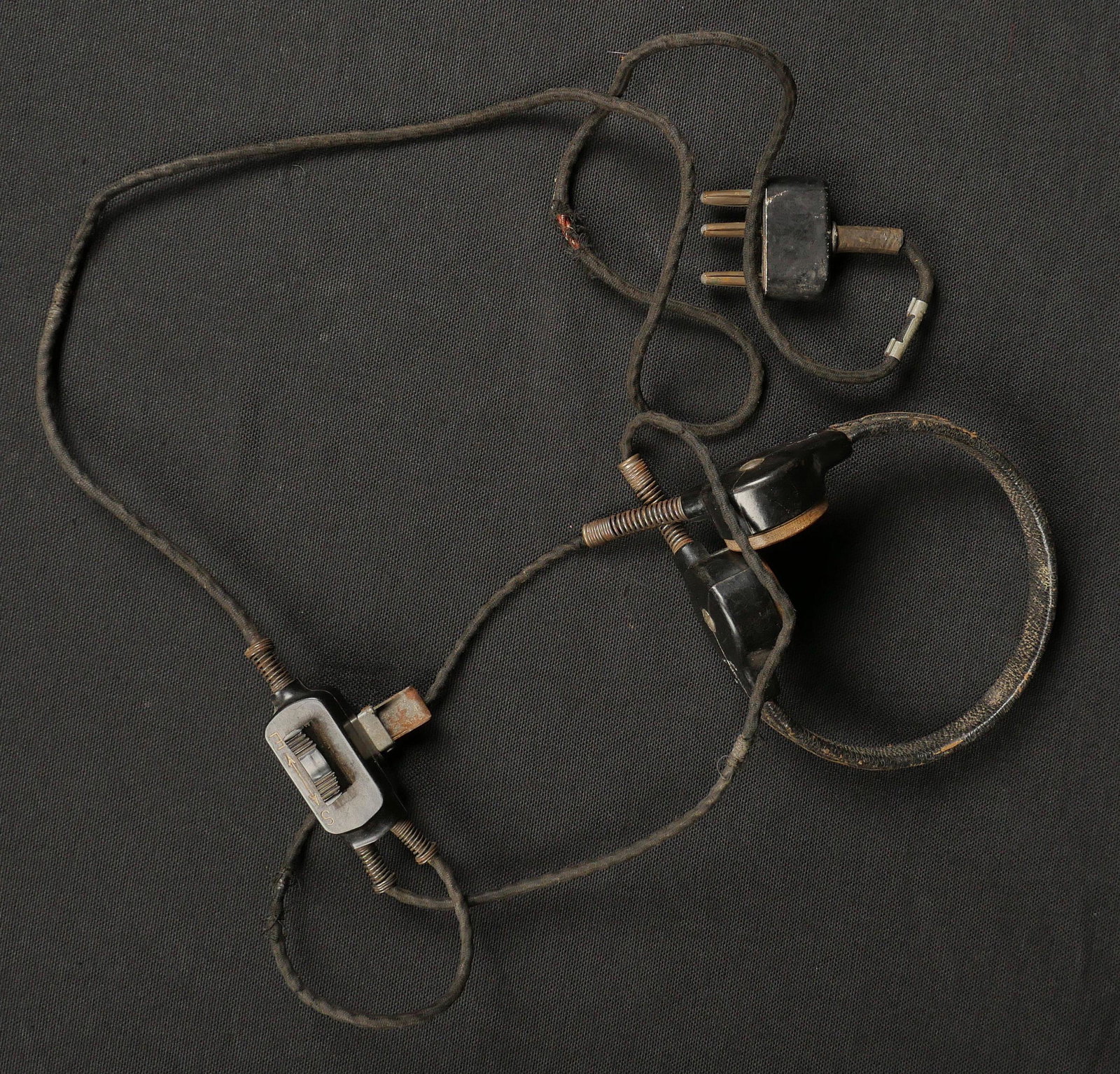 Laryngophone Panzer.Panzer throat microphone.: Laryngophone Panzer. Armature en m etal recouverte de cuir noir. Boitier marqu e SP SC. Cable et prise pr esents. Cable partiellement d enud e. A noter une certaine usure et patine de la pi ece. Etat 