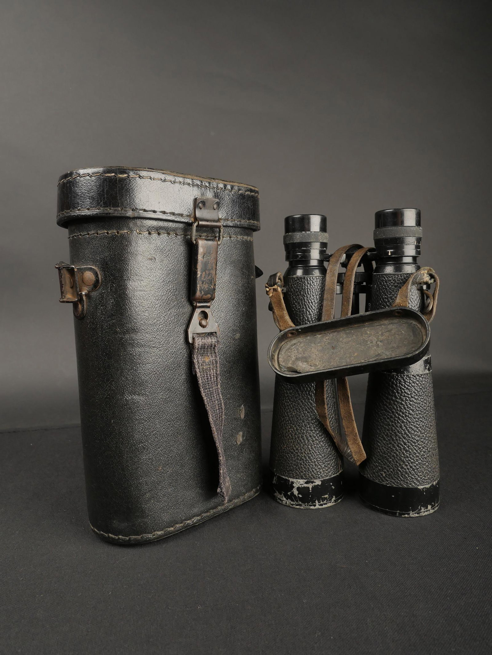 Jumelle Dialyt. Dialyt Binocular.: Jumelles Dialyt. Revetement noir en bon etat, quelques manques de peinture. Marquages Heinsoltdt Wetzlar 578097 Nacht Dialyt 7 x 56. Toutes les pi eces mobiles sont fonctionnelles. Prot ege oculaires 