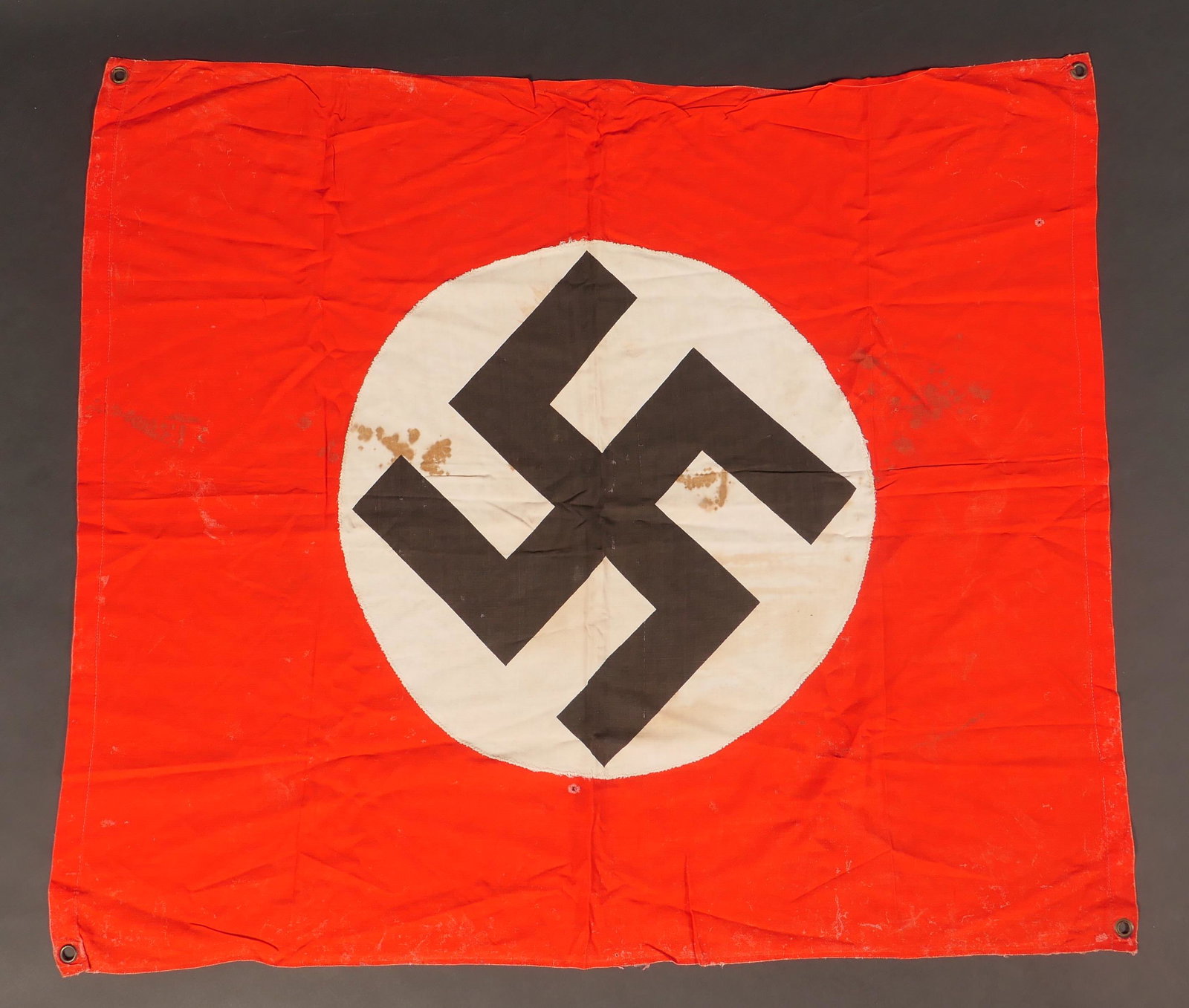 Drapeau de signalisation. Signal flag.: Drapeau de signalisation. En tissu coton rouge. Partie centrale rapport ee. Embl eme national imprim e. Quatre rivets pr esents. Mono face. Sans marquages visibles. Dimensions 74 x 86 cm. A noter une 