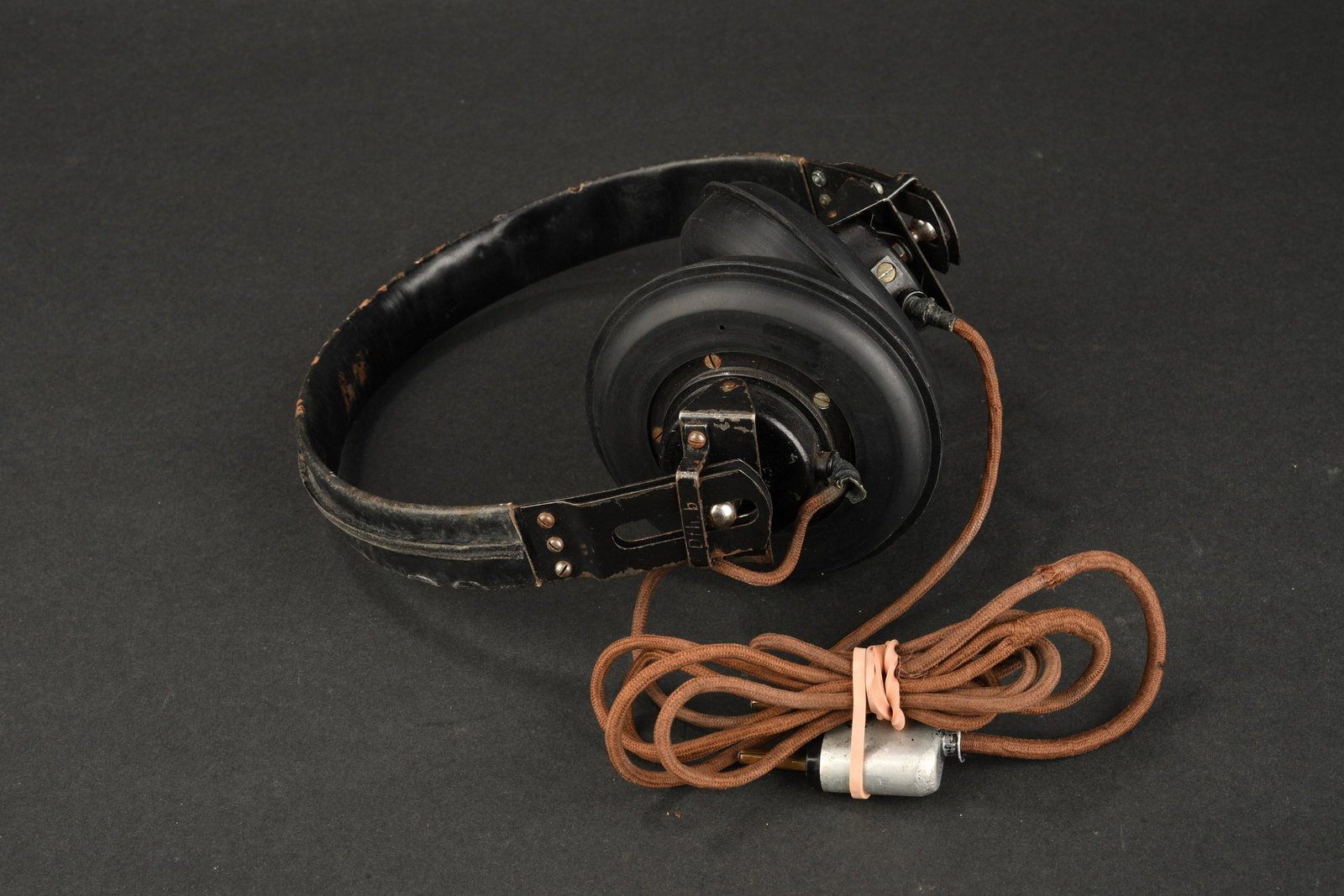 Ecouteurs Panzer. Panzer headphones.: Ecouteurs Panzer. Armature m etallique recouverte de cuir noir. Marquages DFH B. Caoutchouc complets et en tr es bon etat. Ecouteurs dat es 1943, aigle Waa pr esent. Cable et prise pr esent. A noter u