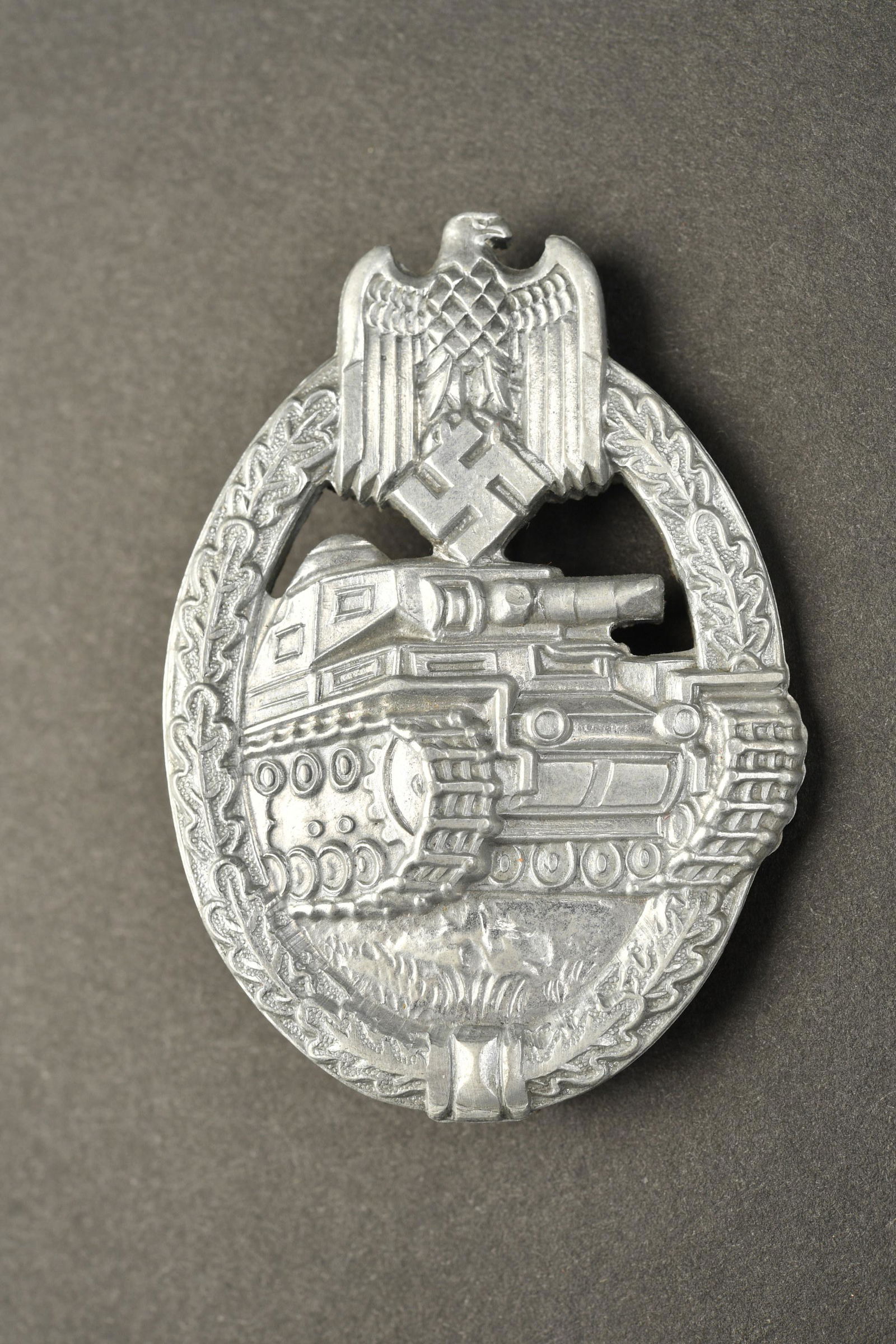 Panzerkampfabzeichen.: Panzerkampfabzeichen. Mod ele argent. Attache compl ete. Argenture a 90%. Fabrication 1942 AWS. A noter une certaine usure et patine de la pi ece. Etat II+. Plus de photos sur www.aiolfi.com. Panzerka