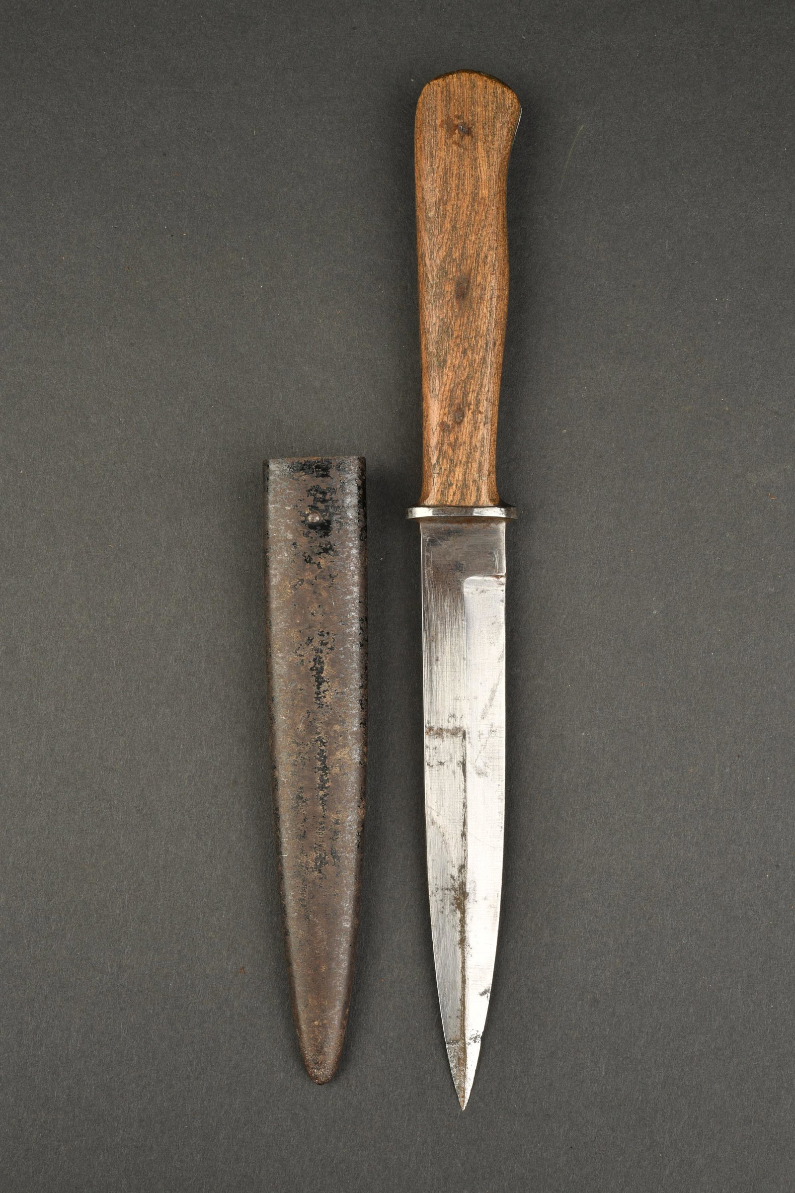 Couteau de botte allemand. German boot knife.: Couteau de botte allemand. Manche en bois, maintenue par trois rivets. Lame sans marquages visibles, pr esentant des marques d usure et d oxydation. Fourreau en m etal, peinture noire a 5%, fortement 