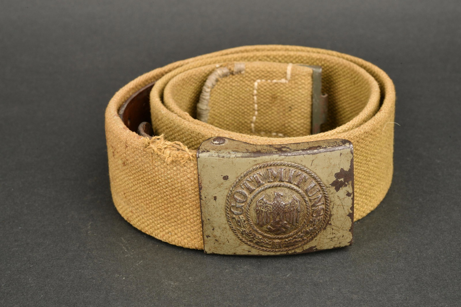 Ceinturon tropicale Heer. Heer tropical belt.: Ceinturon tropical Heer. Ceinturon en epaisse toile couleur sable. Bouclerie en m etal. Marquages RZM pr esent mais illisible. Patte de r eglage en cuir marron. Taille illisible. Boucle de ceinturon e