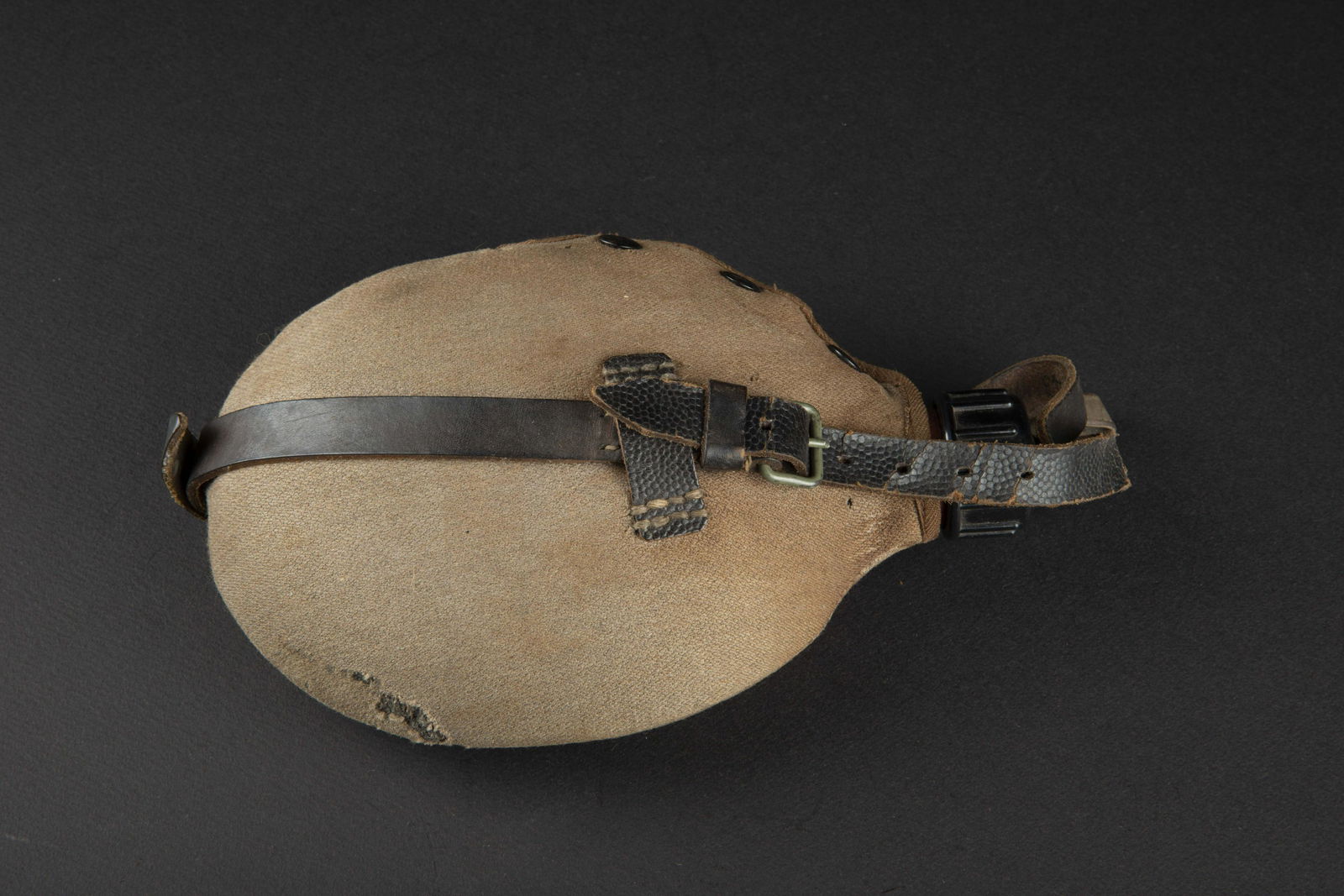 Gourde allemande. German Canteen.: Gourde allemande. En metal emaille rouge. Bouchon en bakelite complet. Housse en toile ersatz, tous les boutons sont presents. Quarts manquants. Harnais en cuir ersatz. Mousqueton present. A noter une