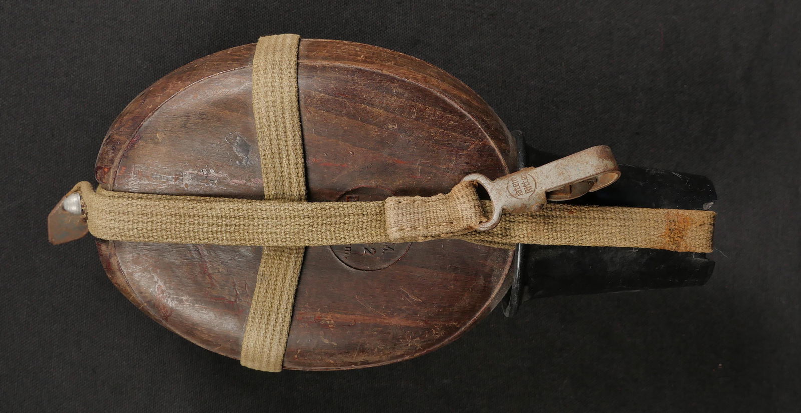 Gourde allemande. German Canteen.: Gourde allemande. Mod ele coco, marqu ee DRGM 42. Harnais en toile complet. Mousqueton m etallique fonctionnel. Quart en bak elite noire. A noter une certaine usure et oxydation de la pi ece. Etat II+