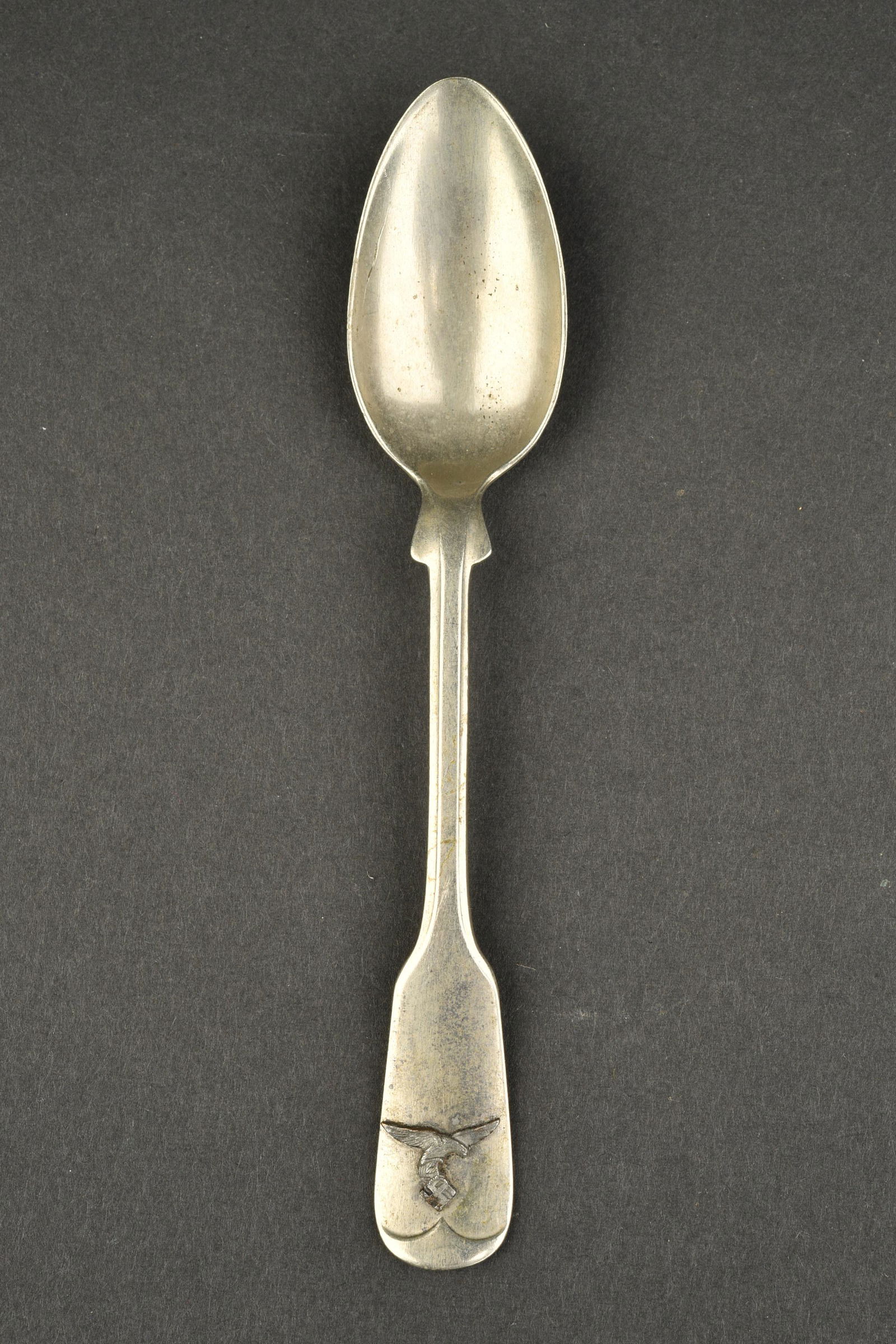 Petite cuill ere LW. Small spoon LW.: Petite cuill ere Luftwaffe. En m etal, insigne de la Luftwaffe rapport e au niveau du manche. Fabrication WSMFS Alpacca. A noter une certaine usure et patine de la pi ece. Etat II+. Plus de photos sur